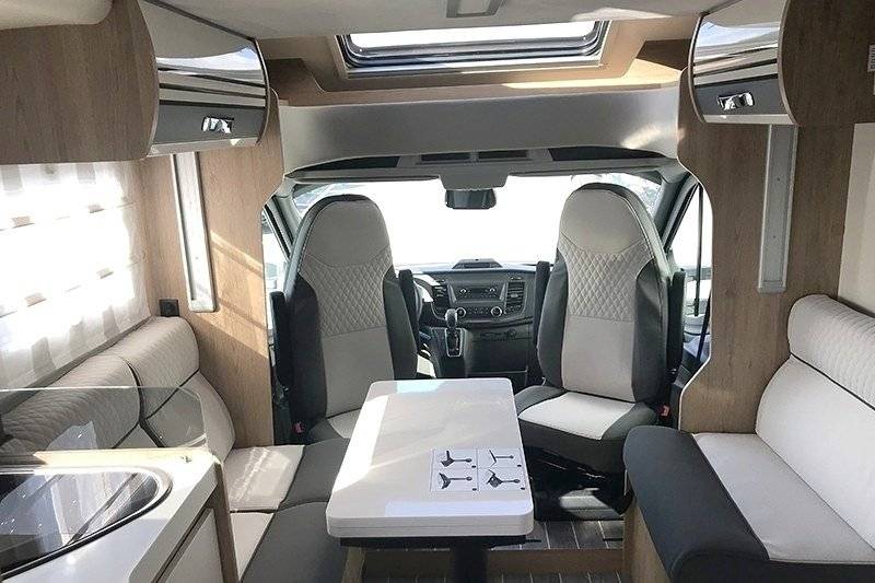 Dining Area Ford ford transit - Yescapa