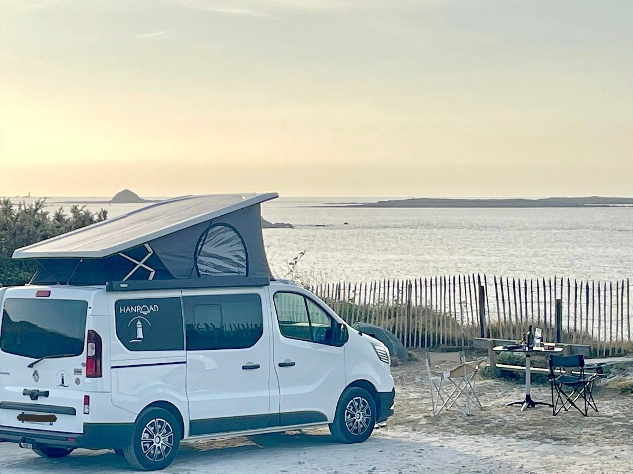 Vue avant de 3/4 Renault Renault Trafic - Yescapa