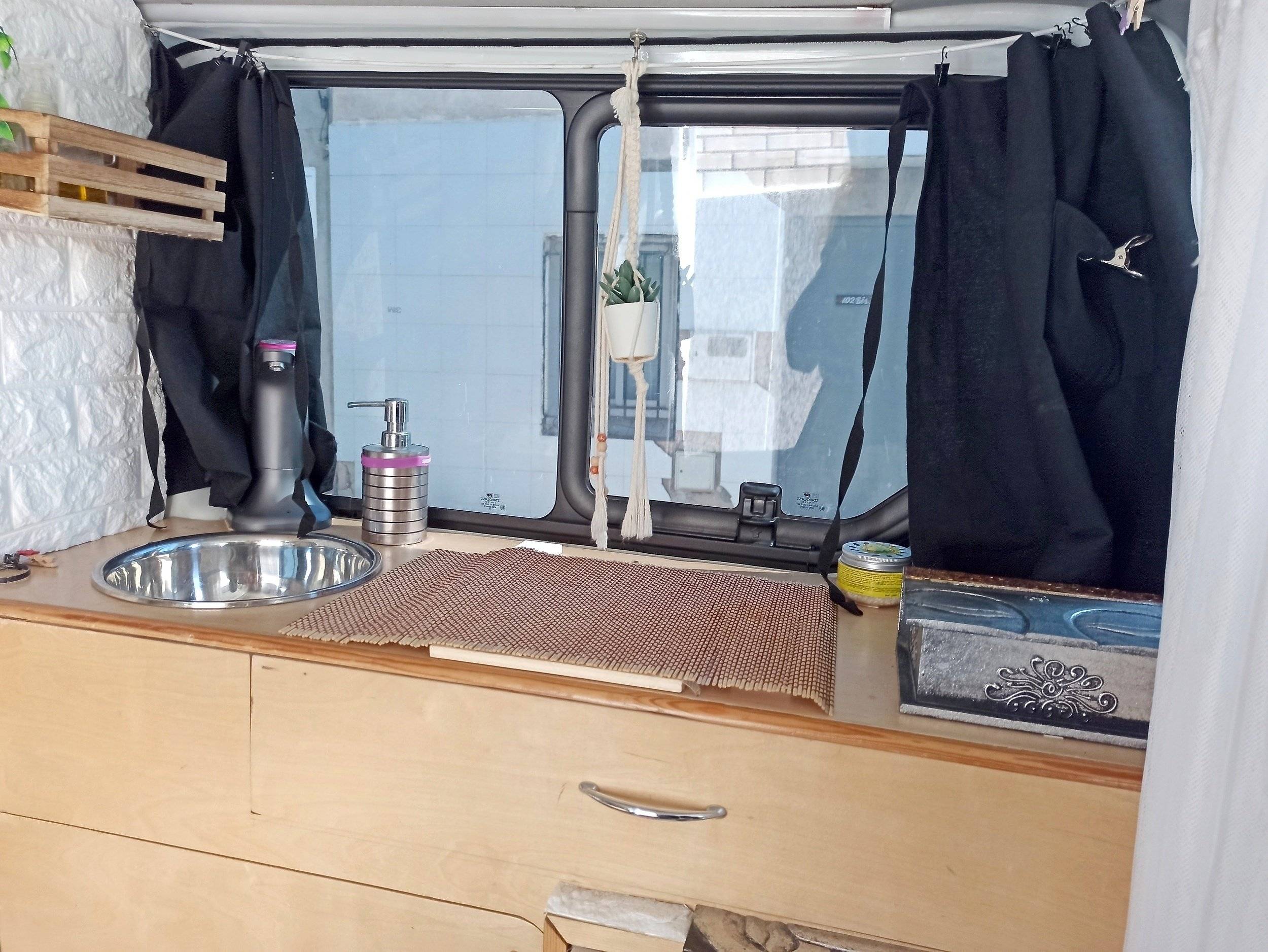 Kitchen Nissan Primastar 100cv 1.9dci Camperizada - Yescapa