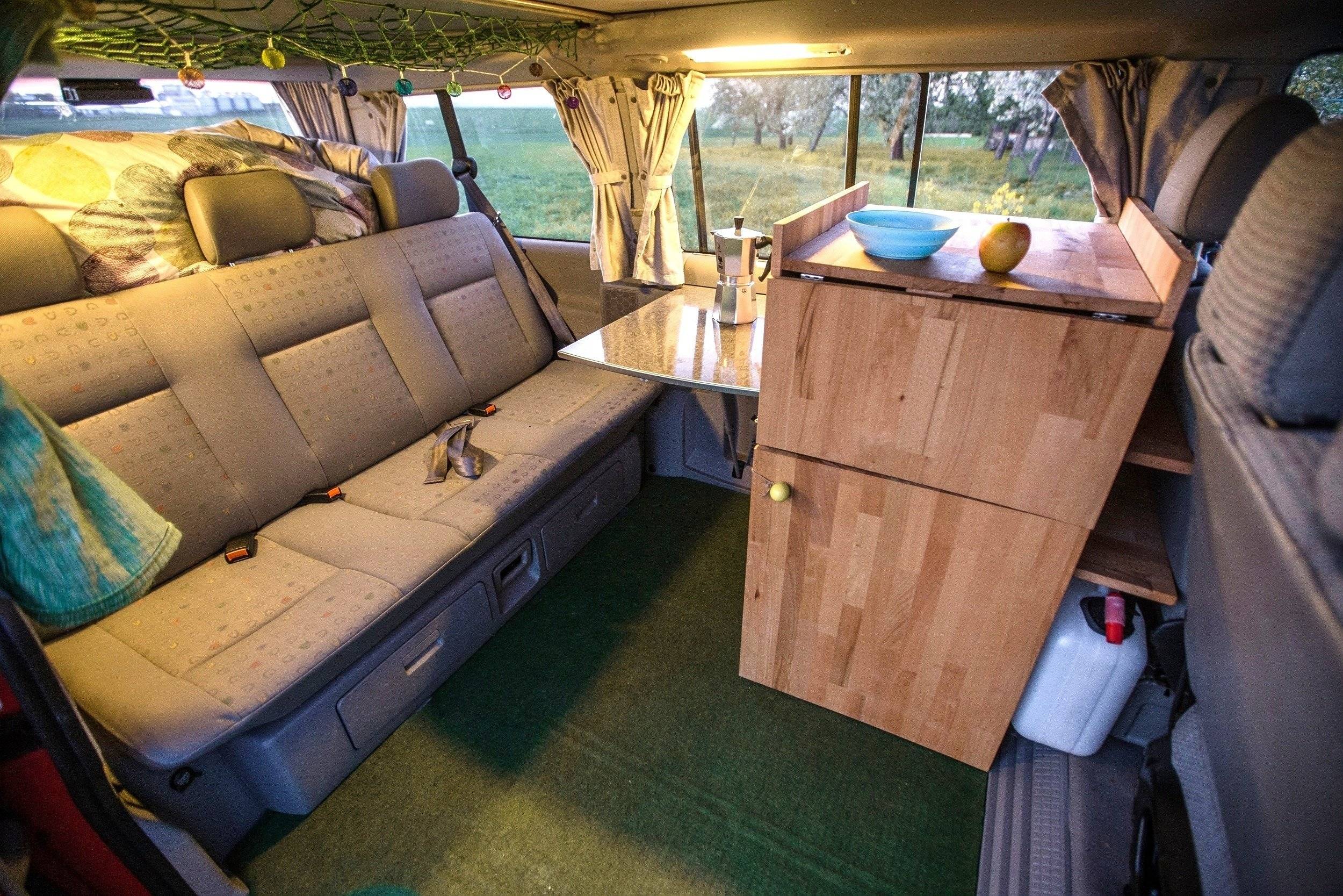 Dining Area Volkswagen T4 MULTIVAN - Yescapa
