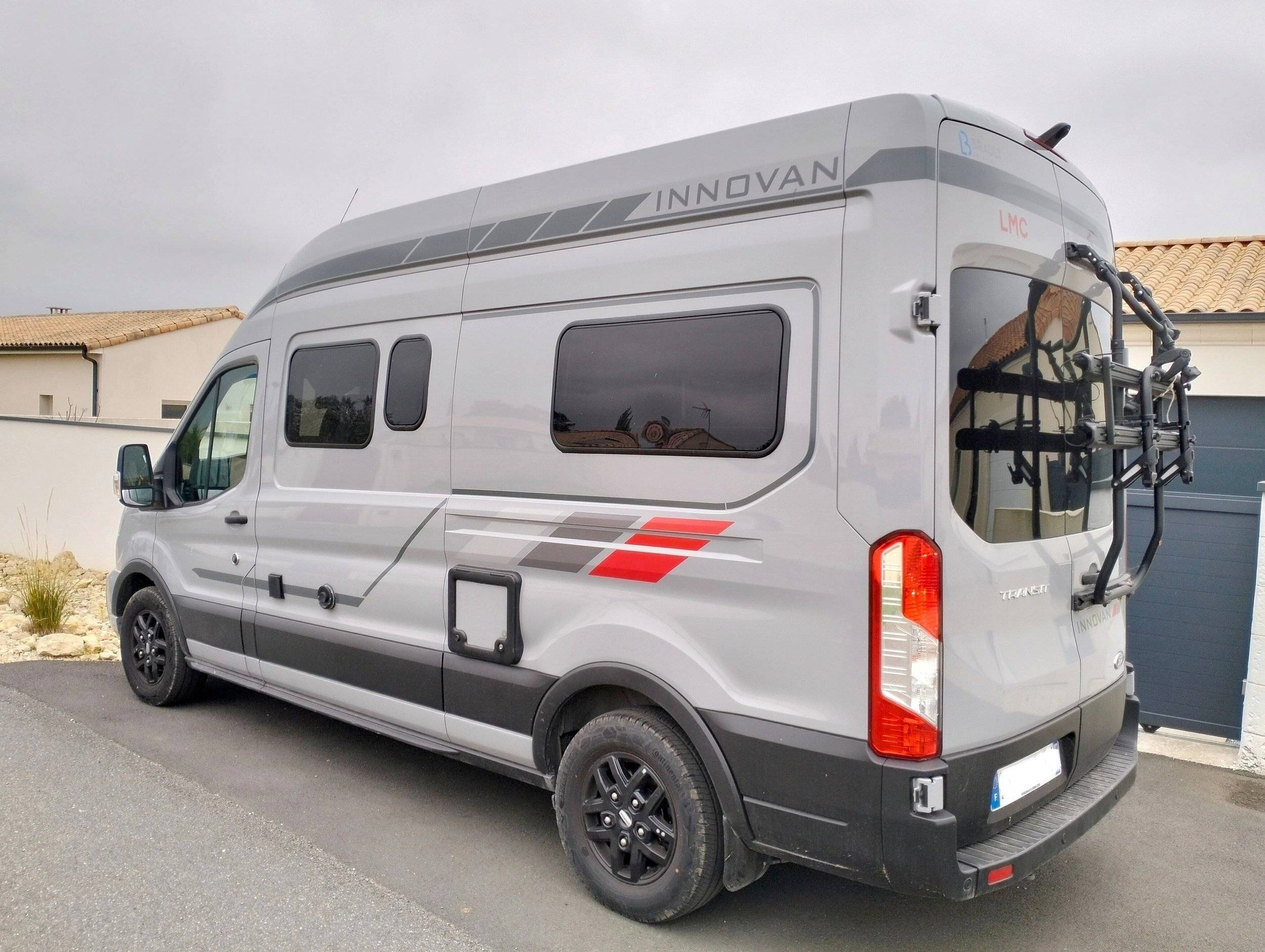 schräge Vorderansicht Ford ford transit - Yescapa