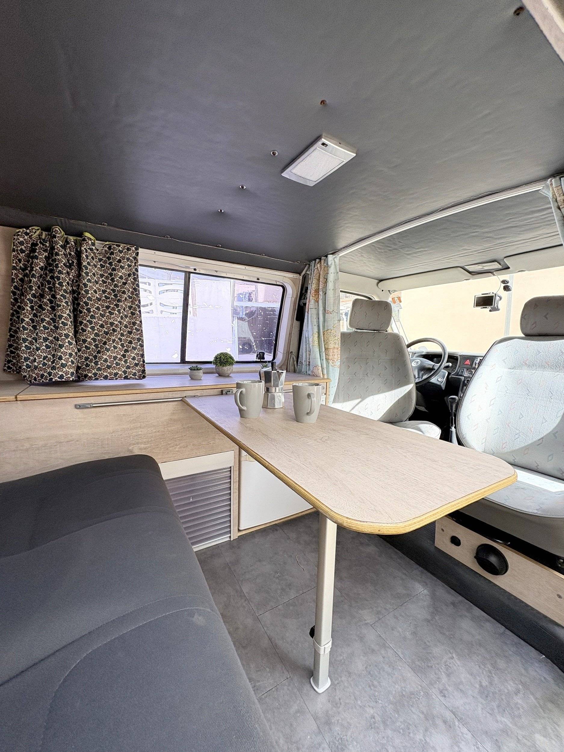 Dining Area Volkswagen 2.4D - Yescapa