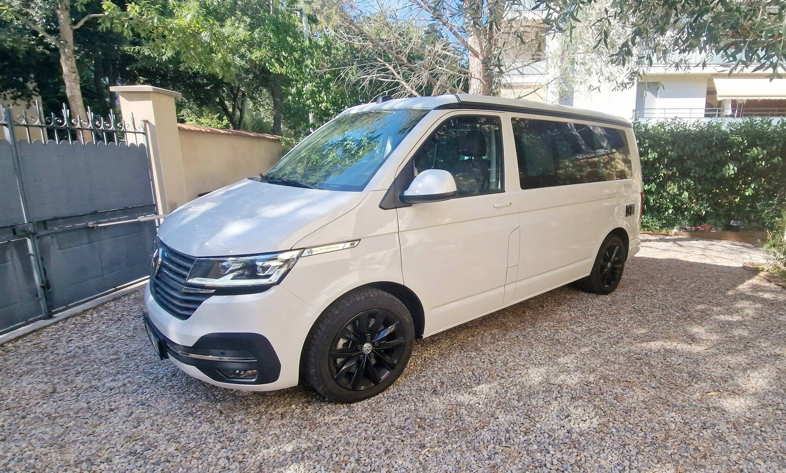 Vue avant de 3/4 Volkswagen T6.1 California Ocean 4Motion - Yescapa
