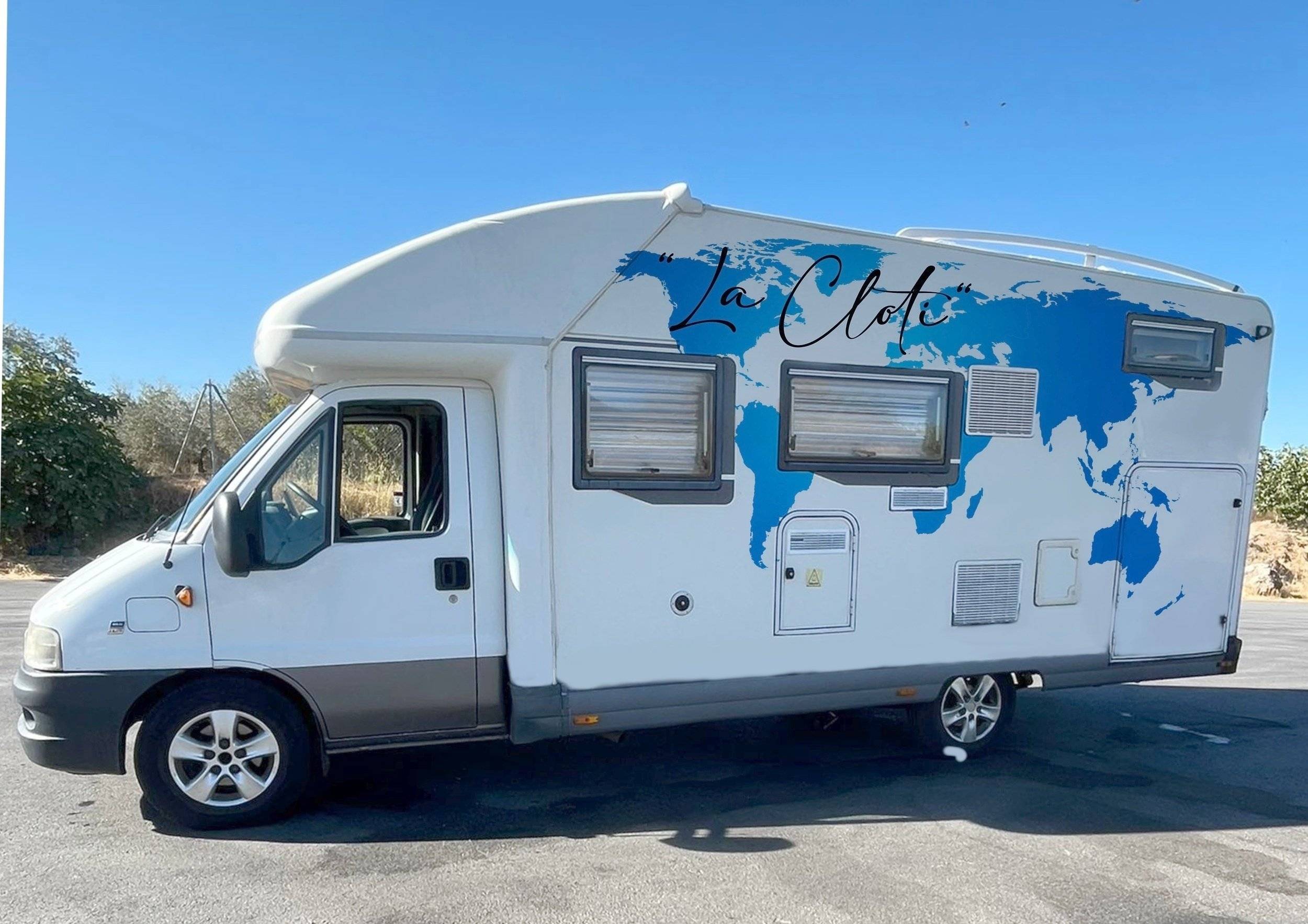 Vista del vehicle angle davanter Fiat Ducato 2.8 JTD - Yescapa