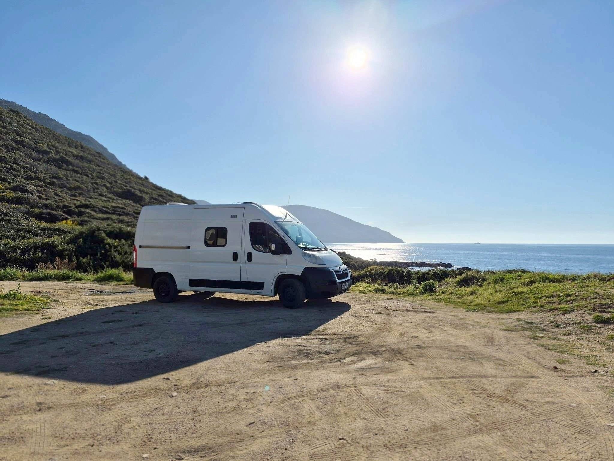 Vue avant de 3/4 Citroën Jumper 2,0 l 110 ch - Yescapa