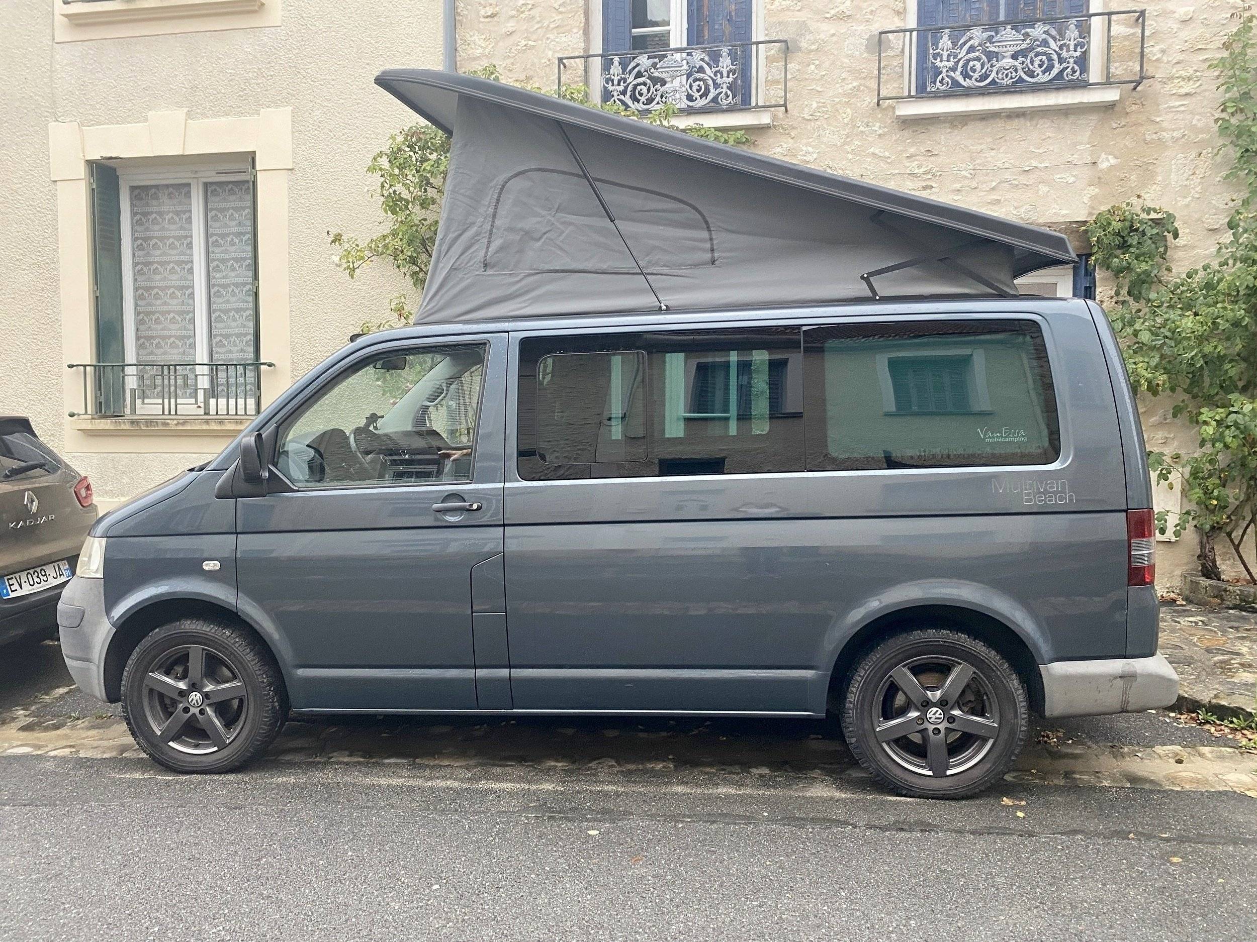 Vue avant de 3/4 Volkswagen T5 2,5 l 130 ch - Yescapa
