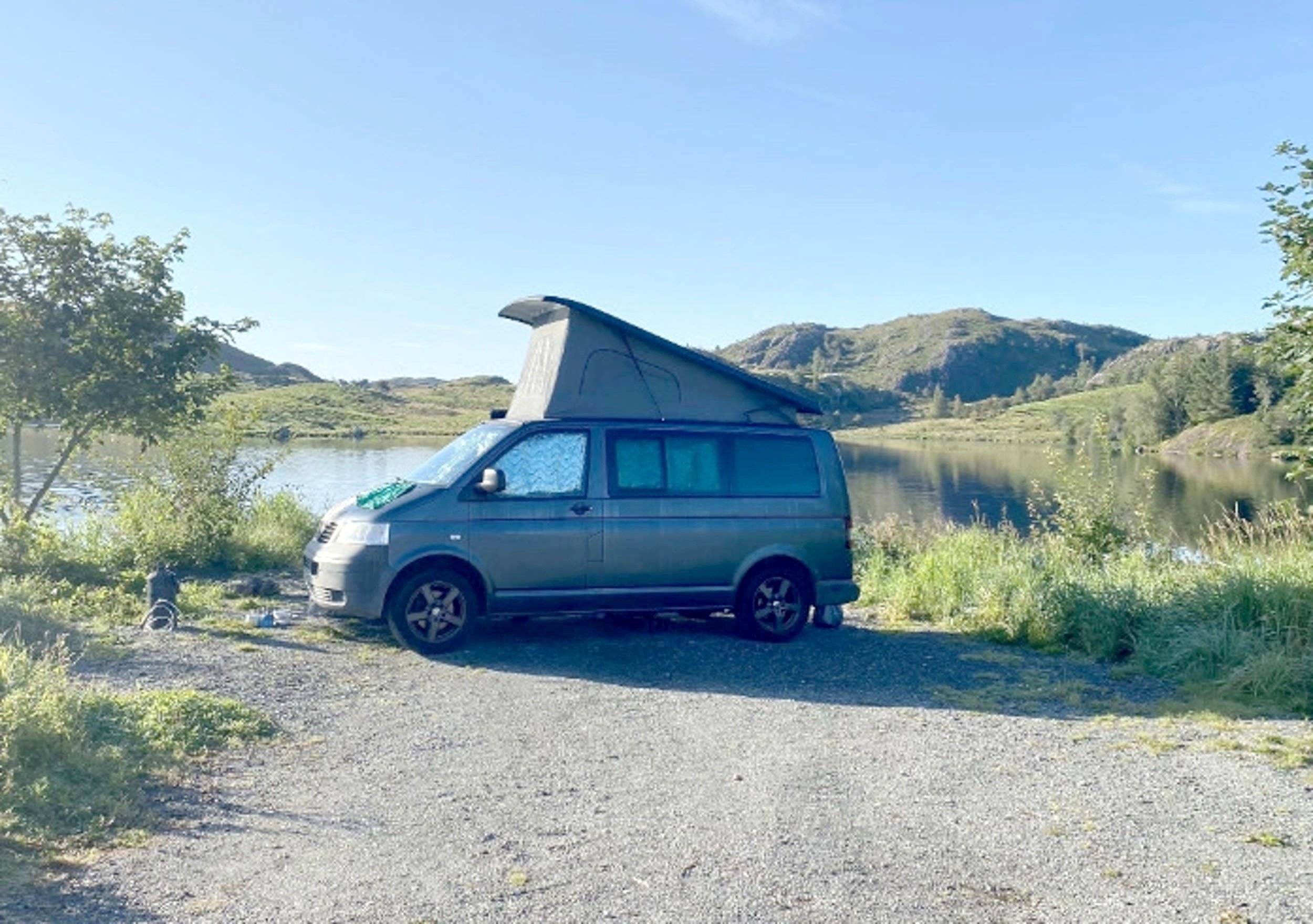 Vue avant de 3/4 Volkswagen T5 2,5 l 130 ch - Yescapa