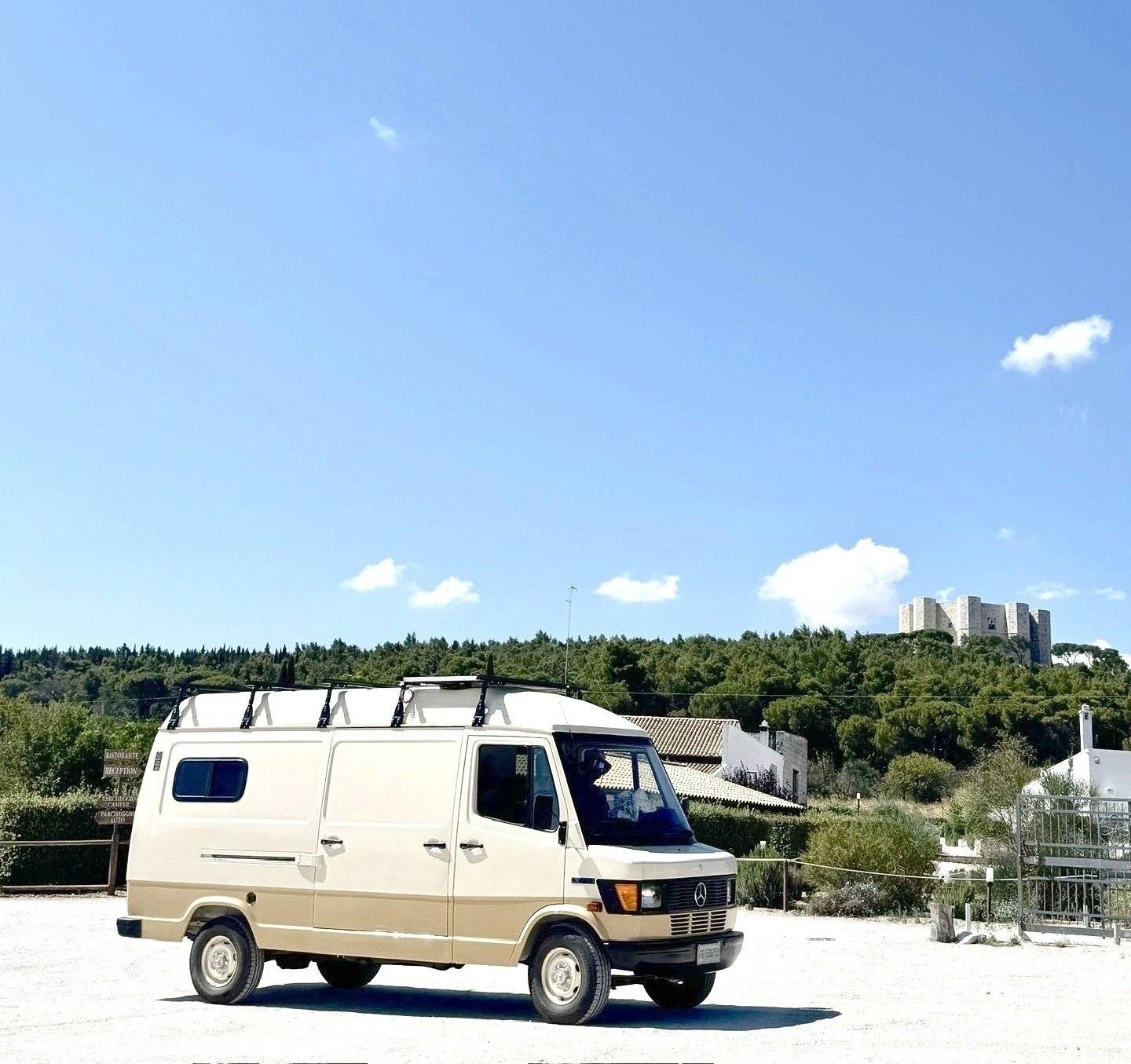 Front view from 3/4 Mercedes Sprinter 308 - Yescapa
