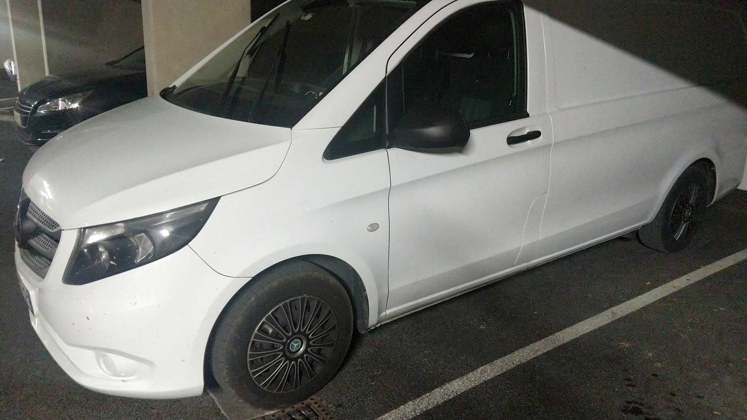 Vista de 3/4 Mercedes Vito 2,0 l 136 ch - Yescapa