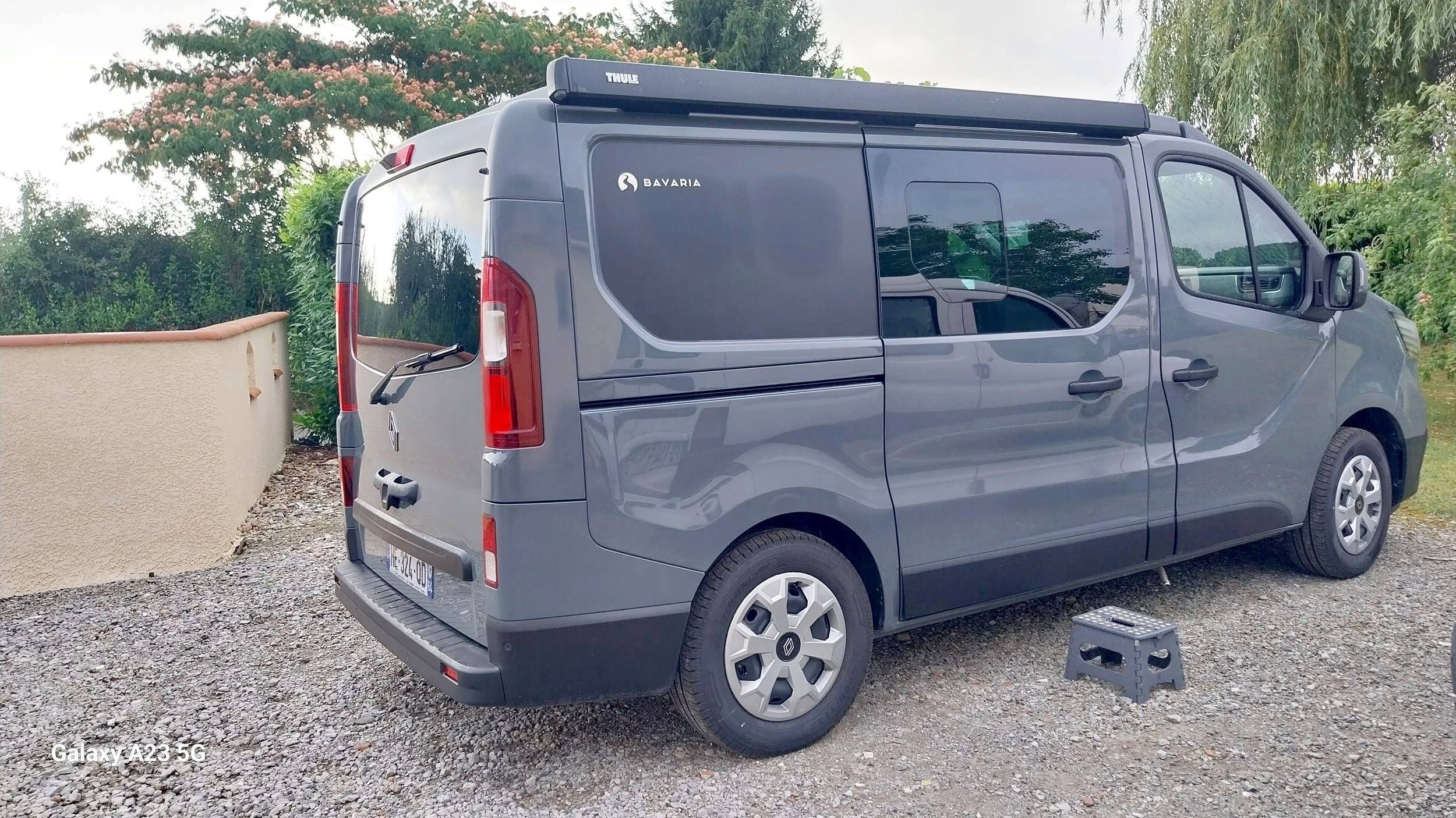 Vista frontale a ¾ Renault Trafic 2,5 l 150 ch - Yescapa