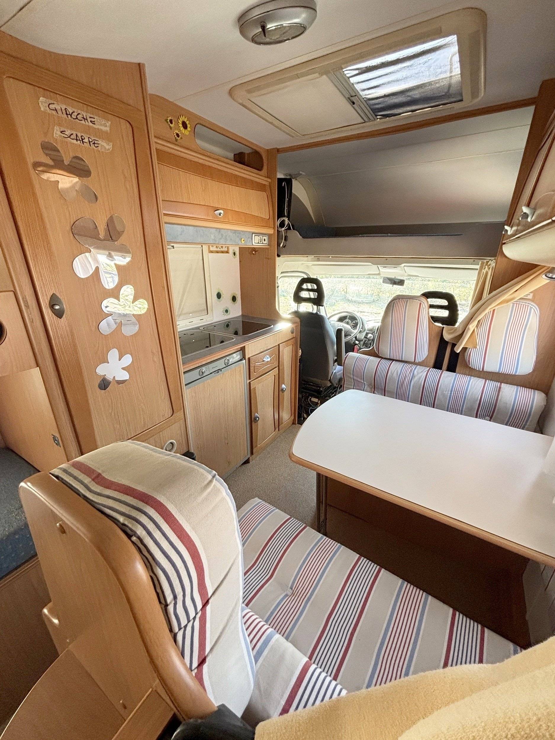 Dining Area Fiat Ducato 2,8 l 115 ch/Al-Ko - Yescapa