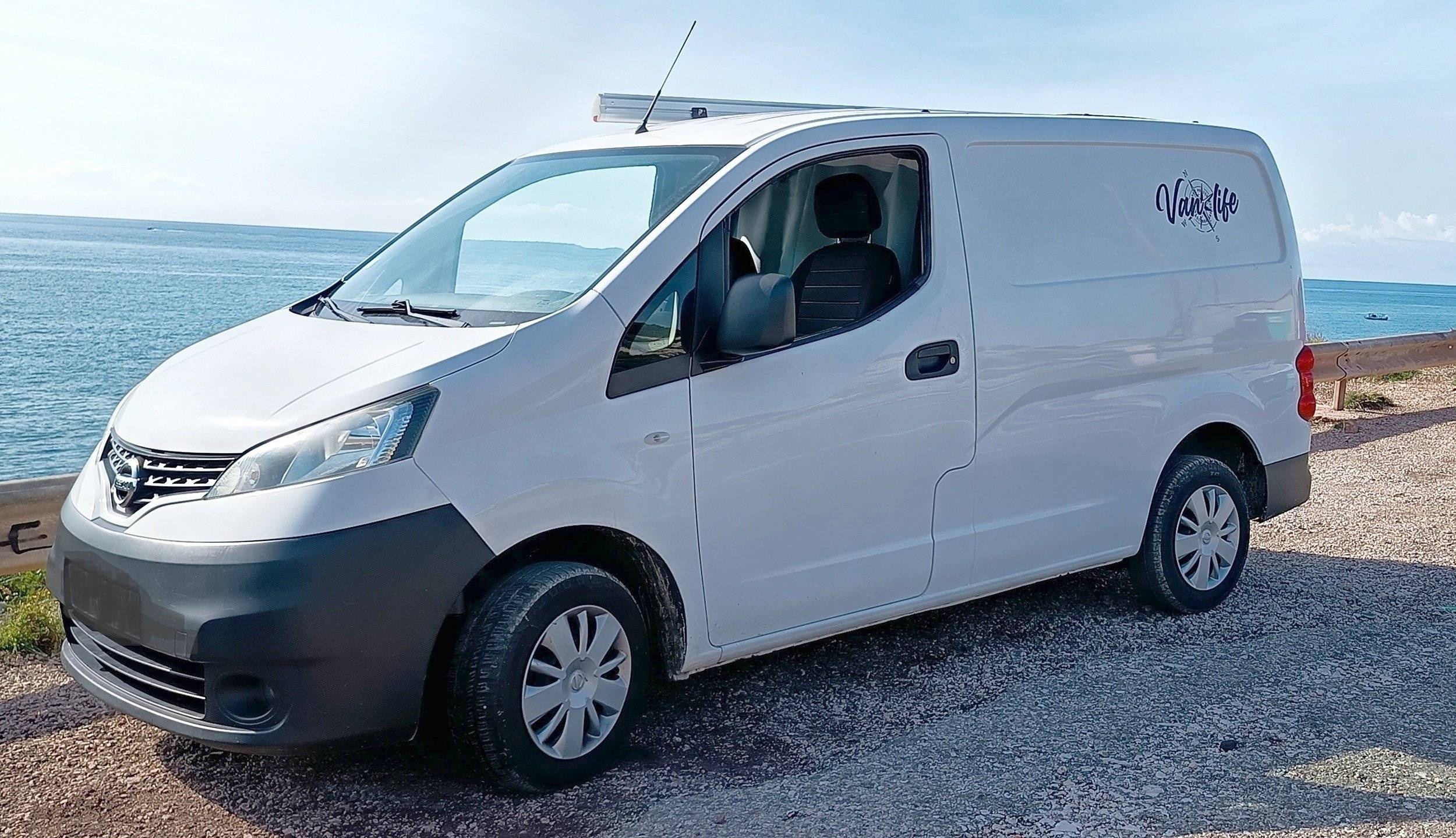 schräge Vorderansicht Nissan NV200 - Yescapa