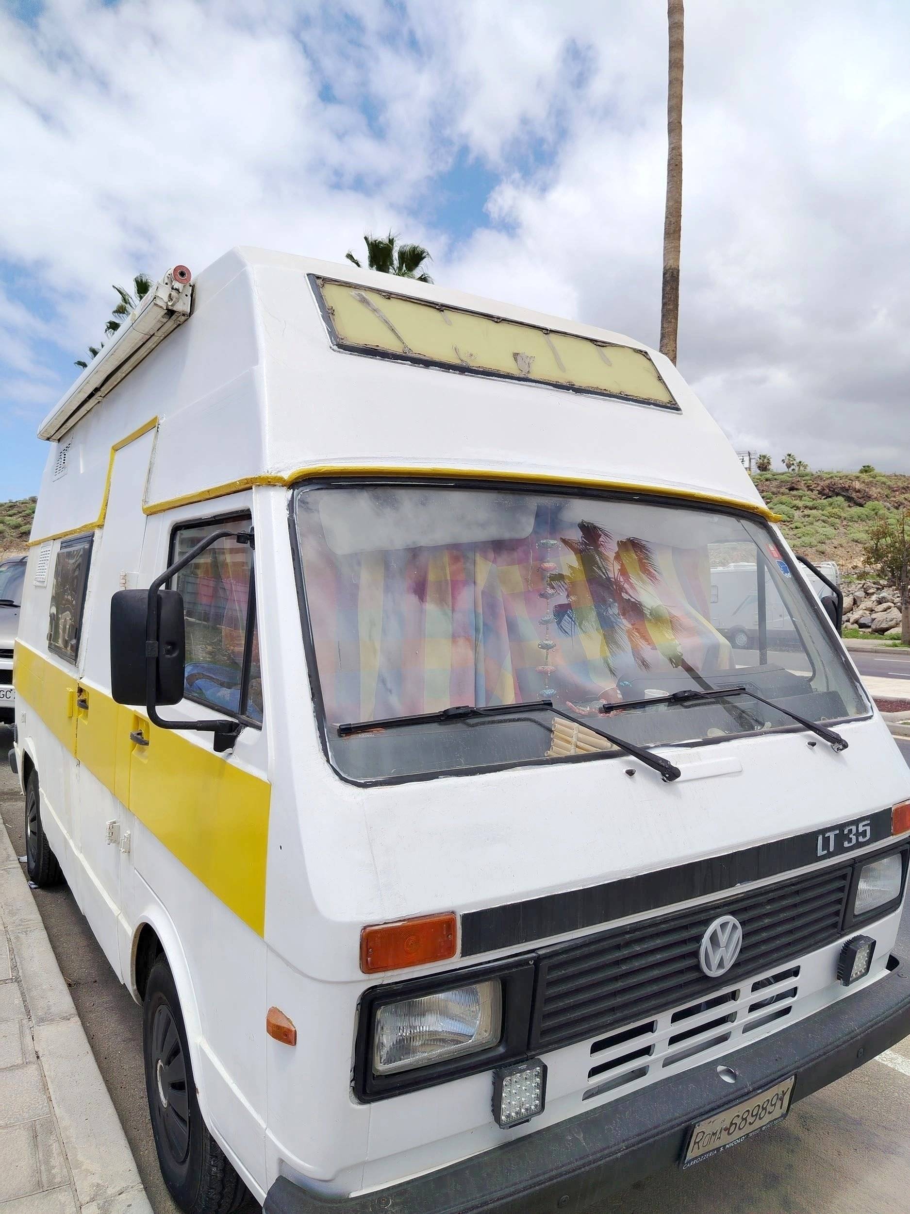 Front view from 3/4 Volkswagen LT35 - Yescapa