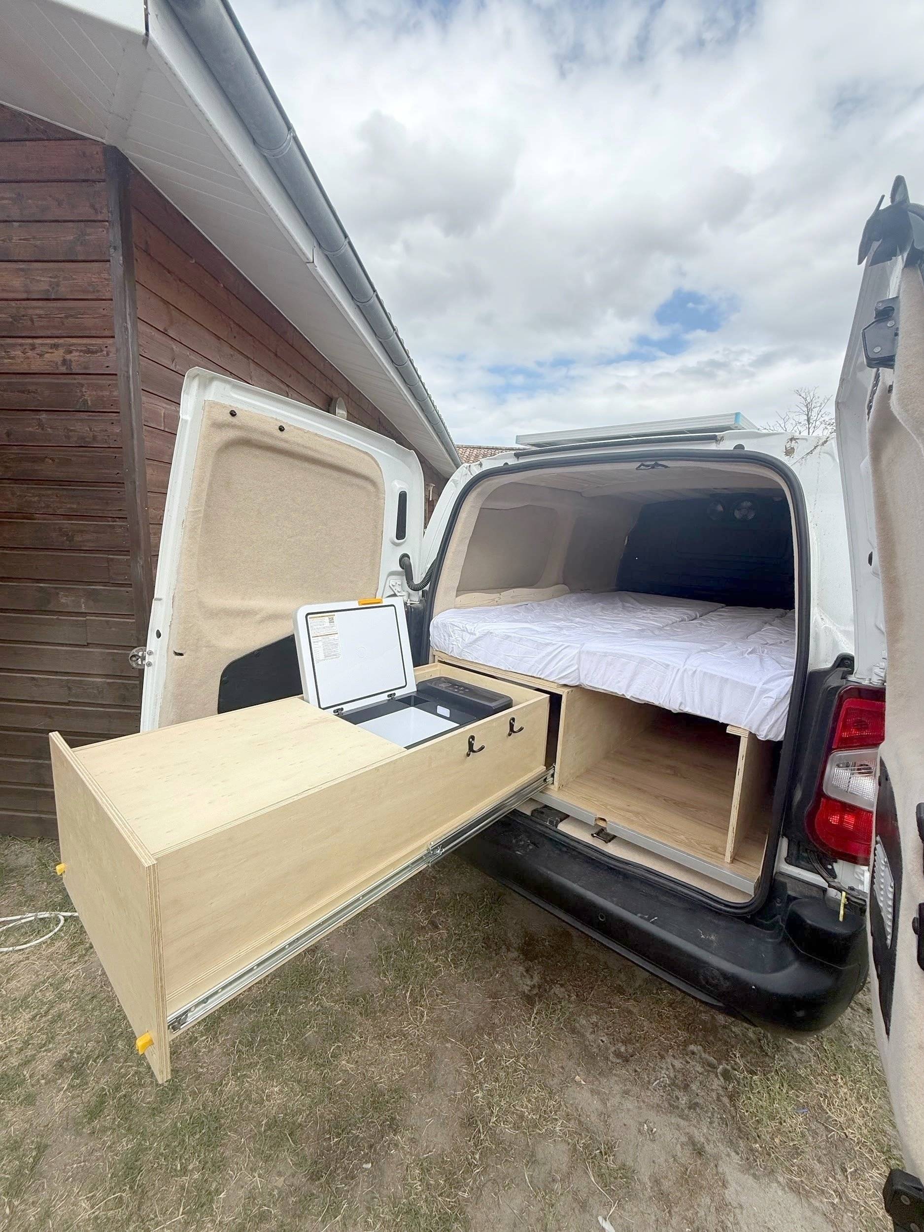 Vista de trás Citroën Berlingo XL - Yescapa