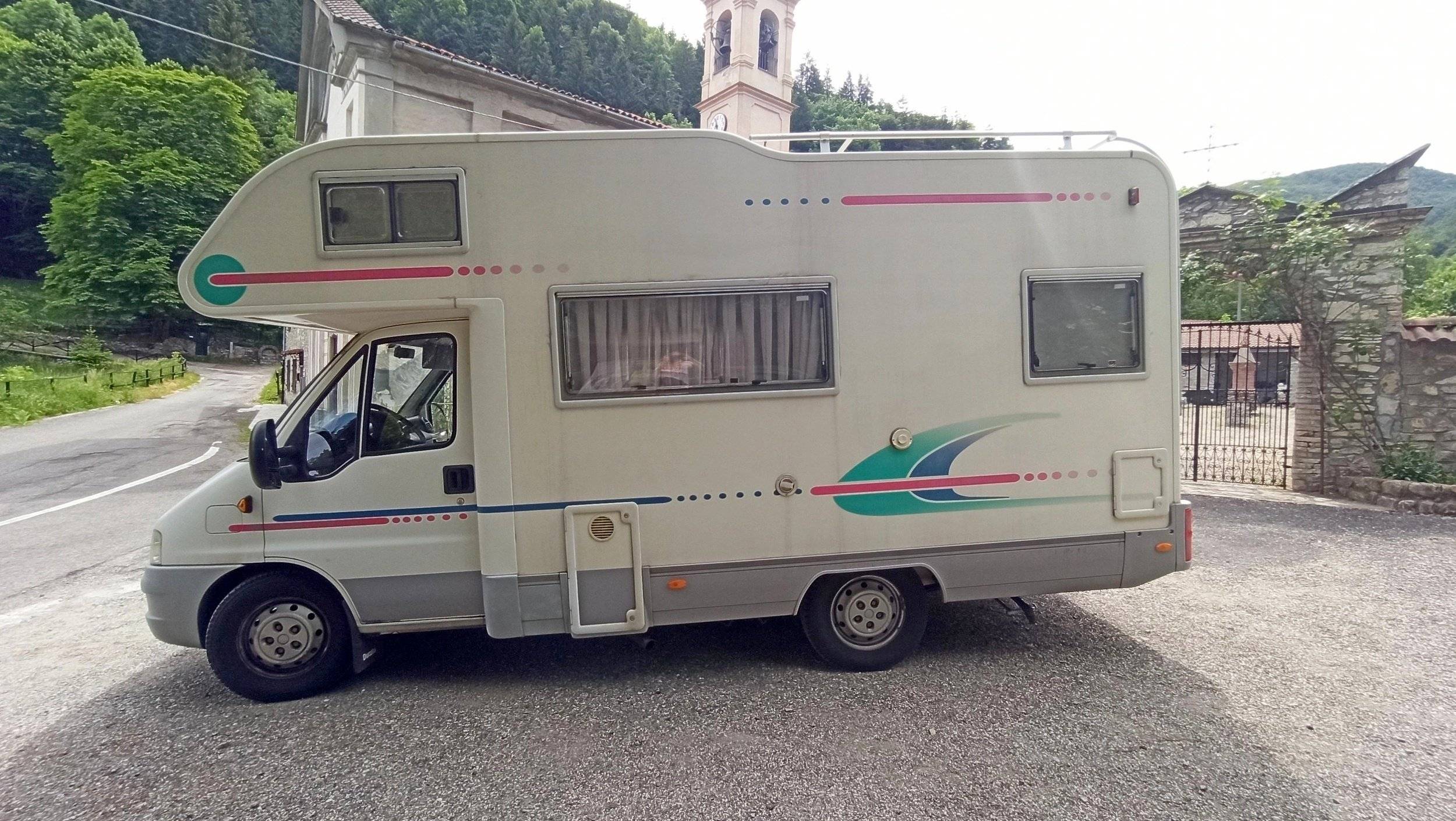 schräge Vorderansicht Adria Mobil - Yescapa