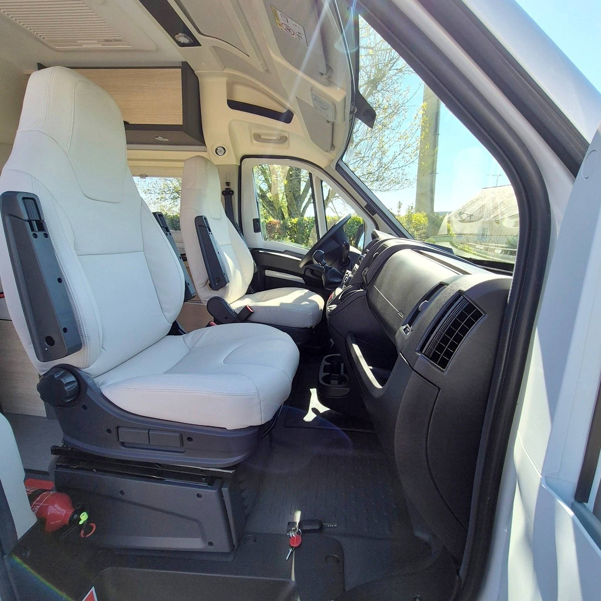 Dinette Peugeot boxer 2,2l HDI 120 ch - Yescapa