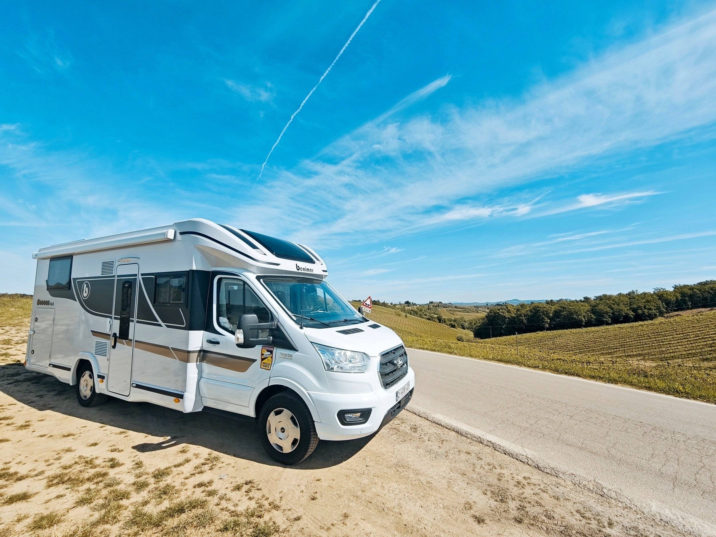 Vue avant de 3/4 Ford ford transit - Yescapa