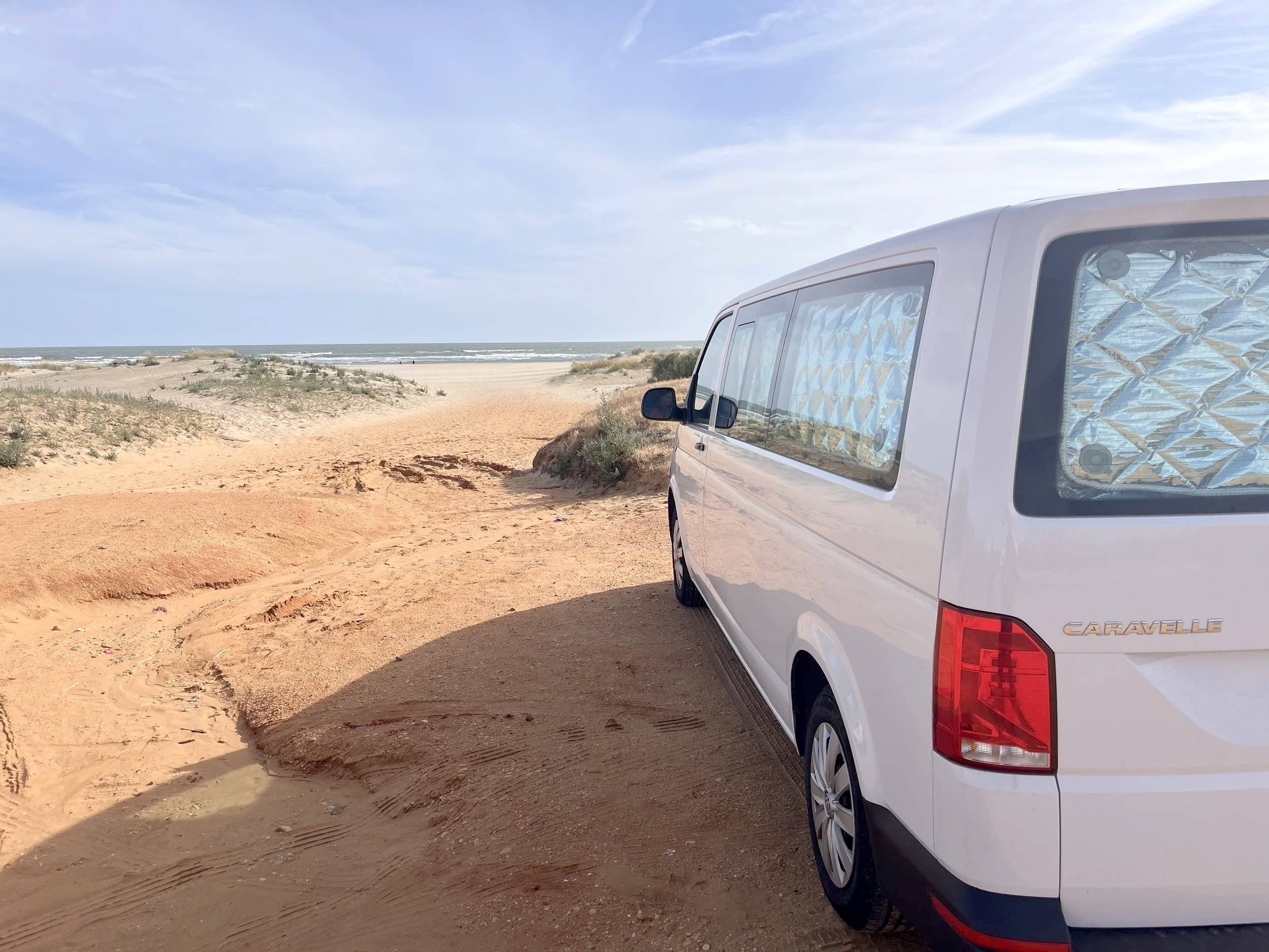 Front view from 3/4 Volkswagen T6 Long 2,0 l 150 ch - Yescapa