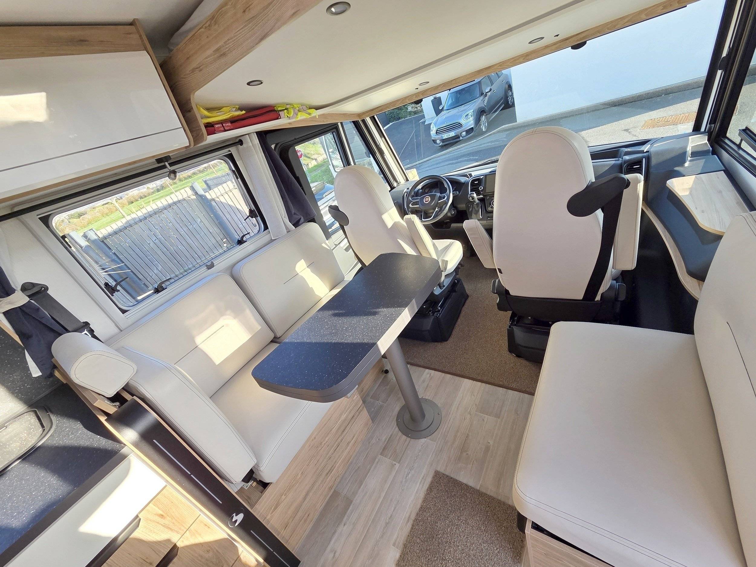 Dining Area Fiat Ducato 2,3 l 180 ch - Yescapa