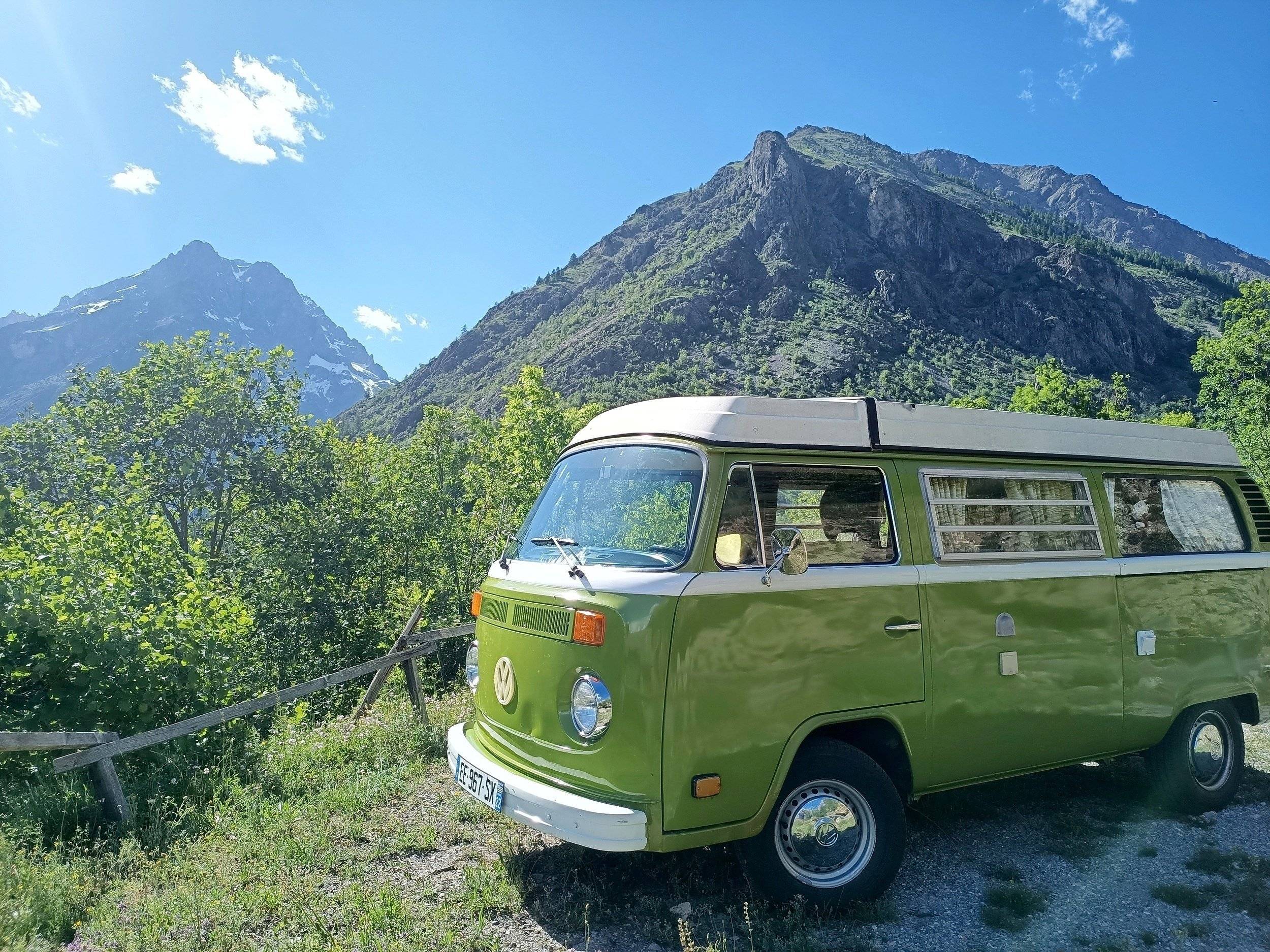 Vista de 3/4 Volkswagen T2 - Yescapa
