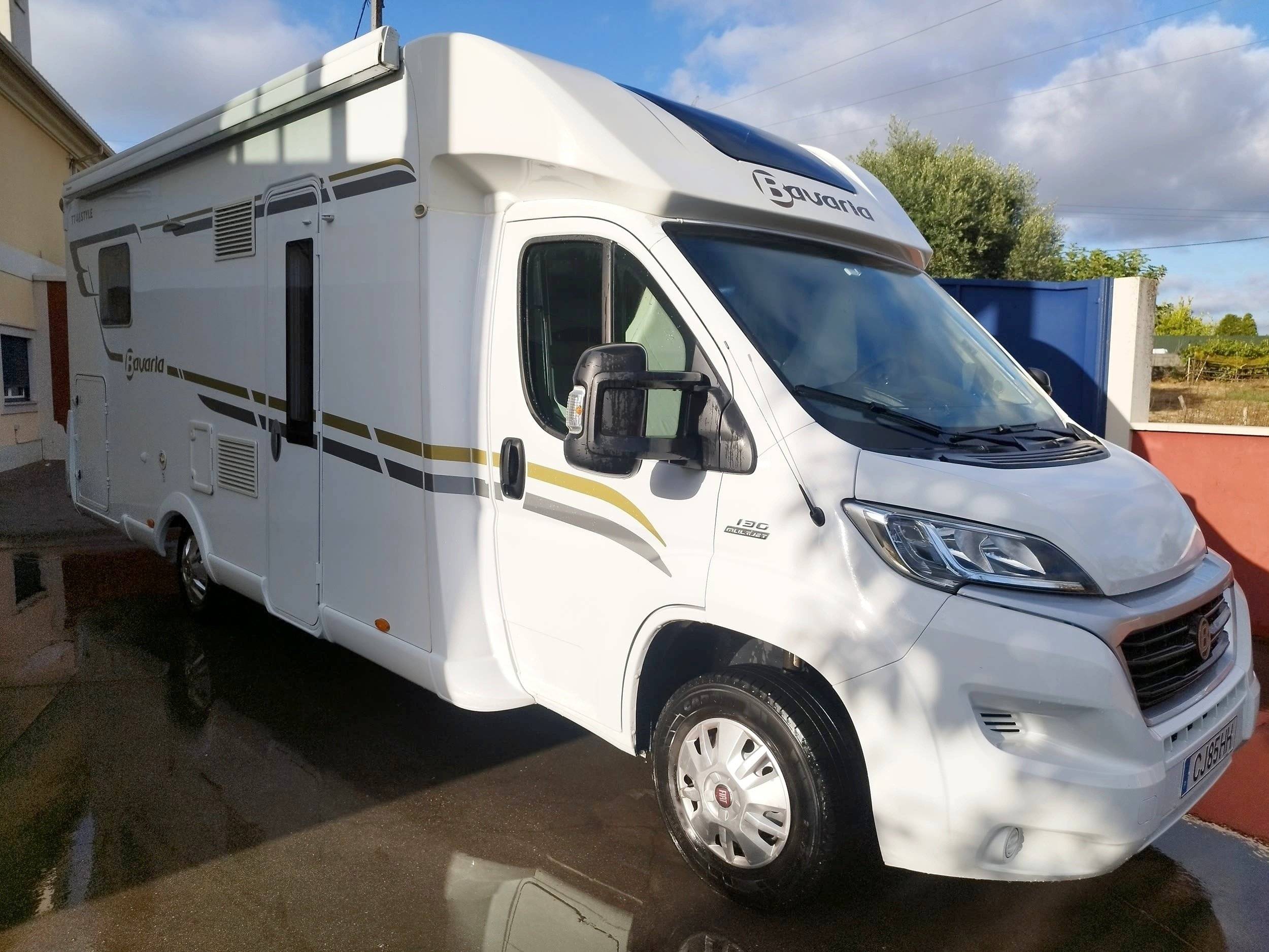Vue avant de 3/4 Fiat 2,3 l 130 ch - Yescapa