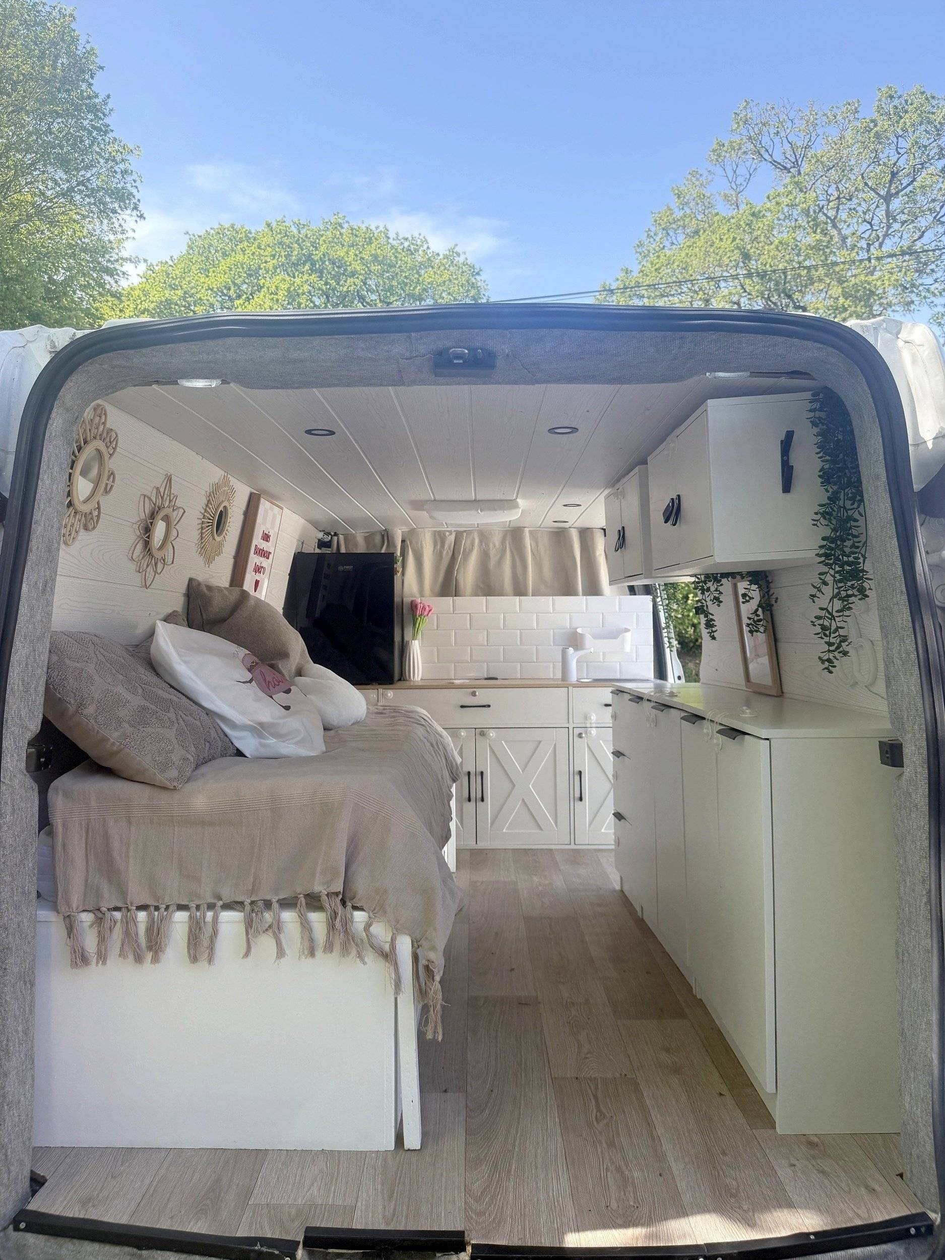 Área de jantar Ford FORD TRANSIT CUSTOM L2 - Yescapa