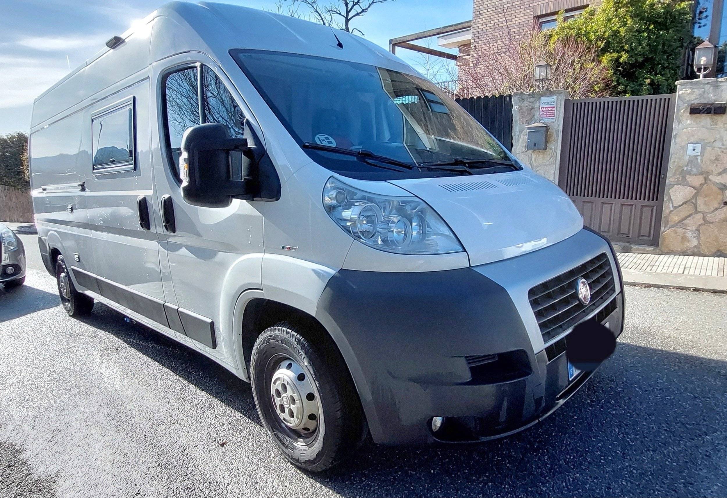 Vista del vehículo ángulo delantero Fiat 2,3 l 130 ch. - Yescapa