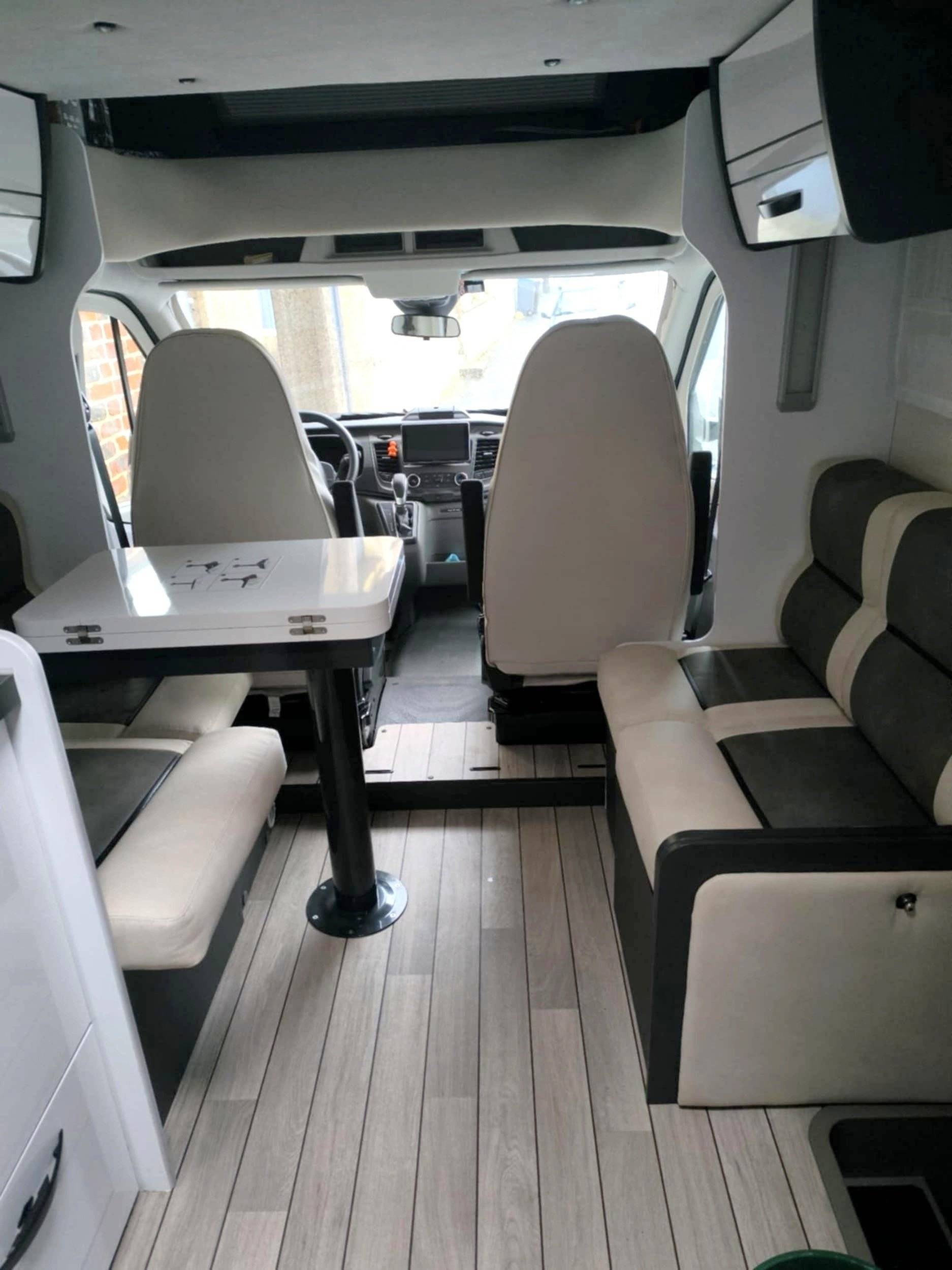 Dinette Ford ford transit - Yescapa