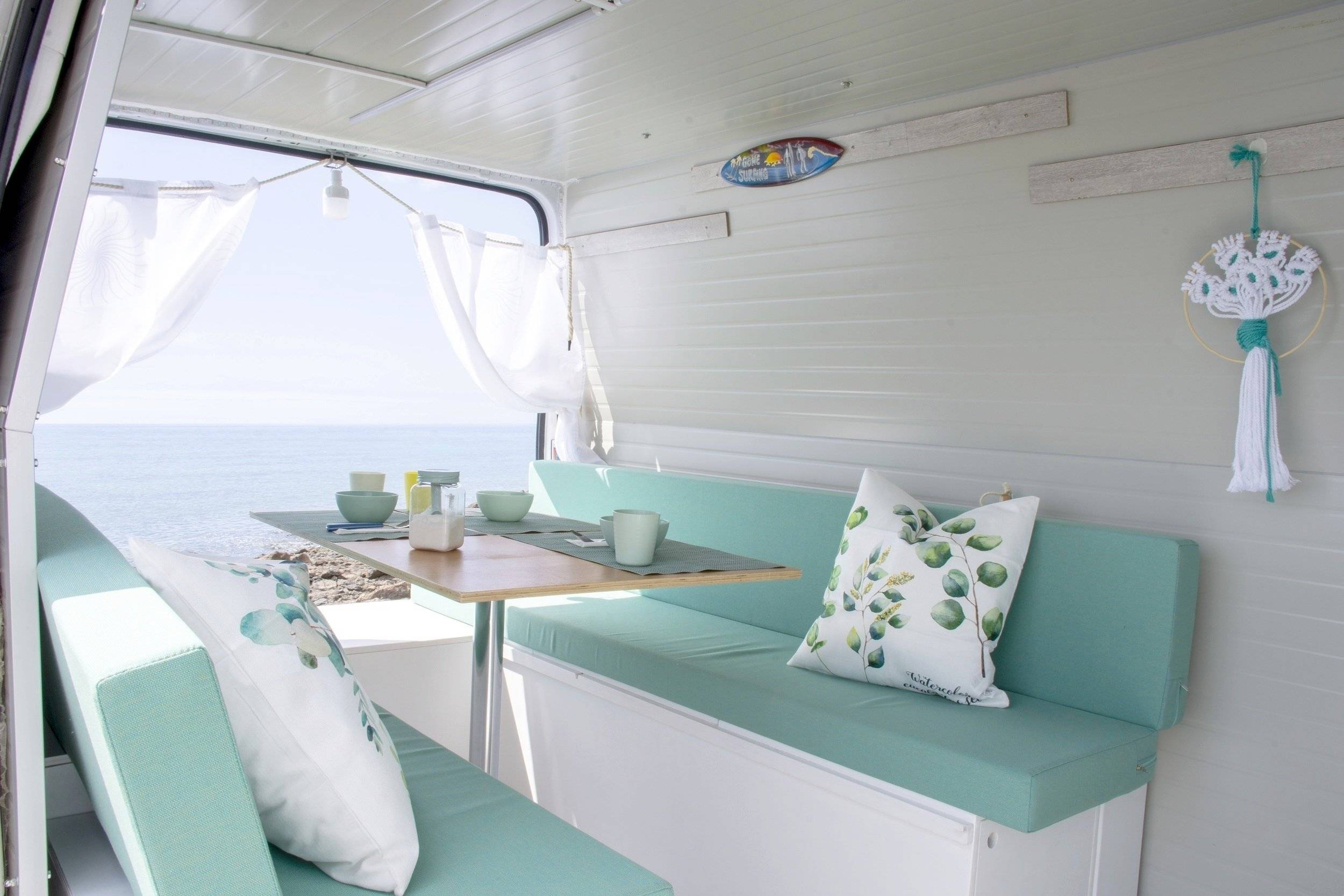 Dining Area Ford Transit 2,2 l 115 ch - Yescapa