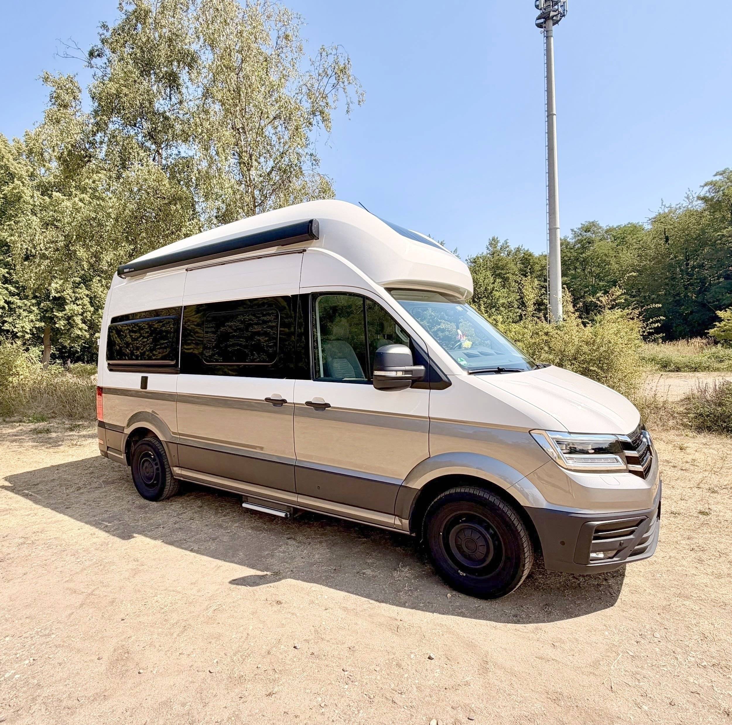 Front view from 3/4 Volkswagen Volkswagen Grand California 600 - Yescapa