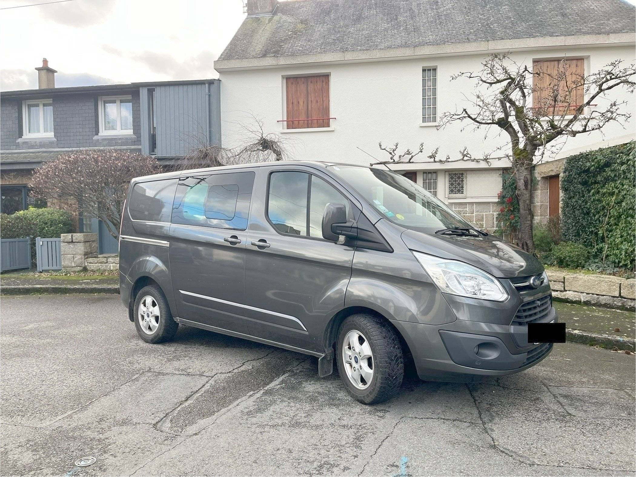 Voorkant 3/4 Ford Custom 2,2 l 125 ch - Yescapa