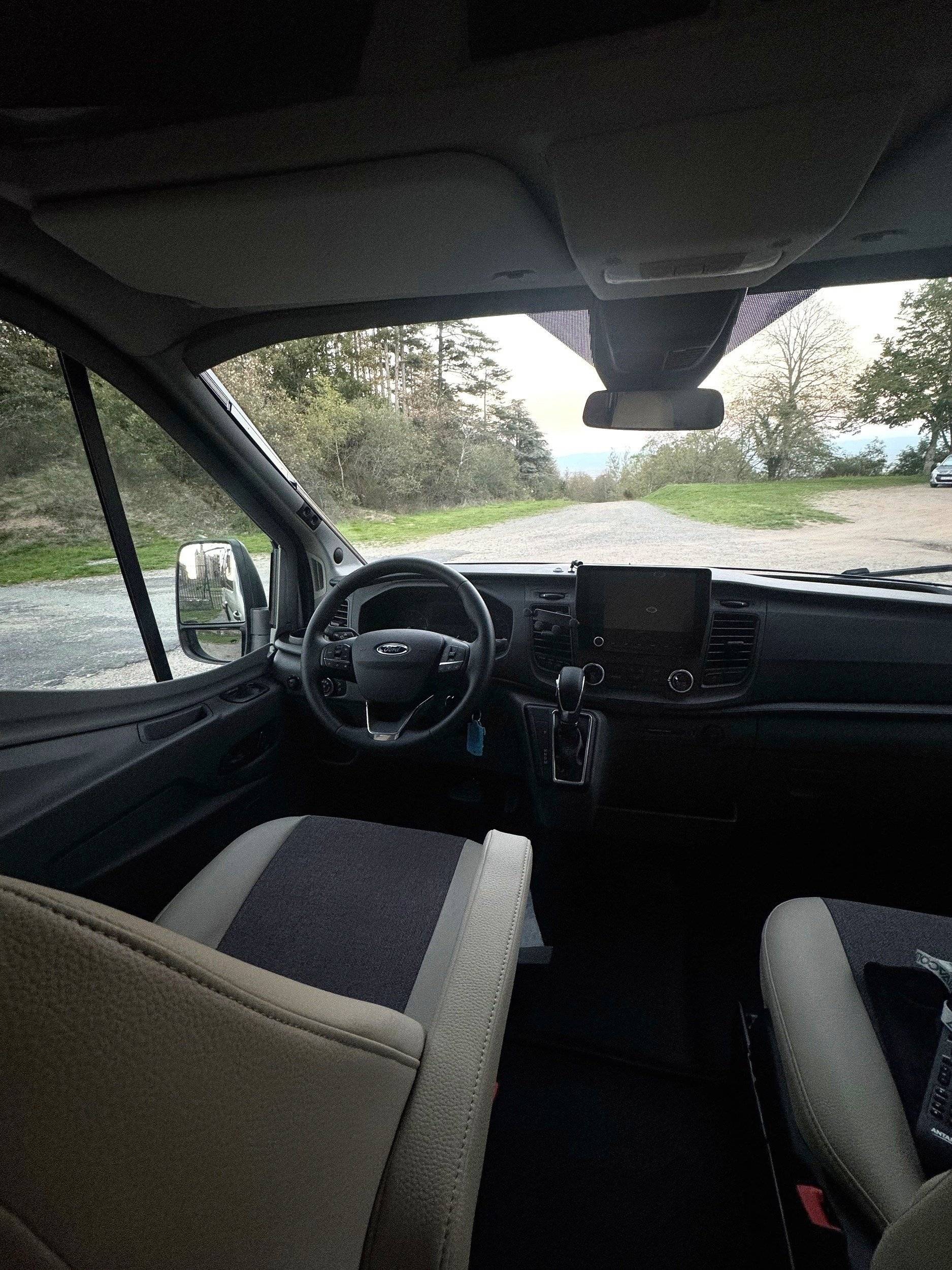 Driver's compartment Ford Transit 2,0 l 130 ch - Yescapa