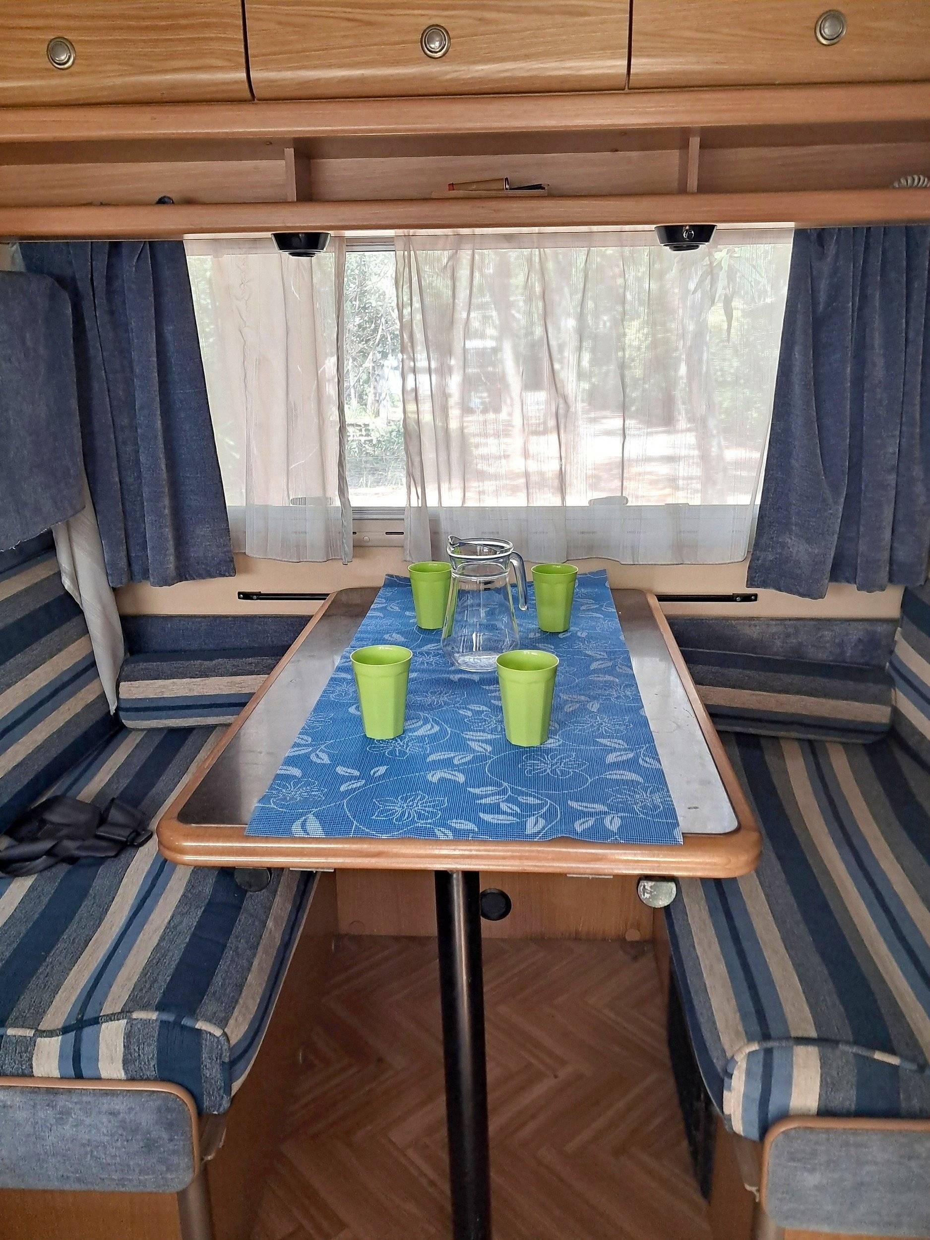 Área de jantar Iveco - Yescapa