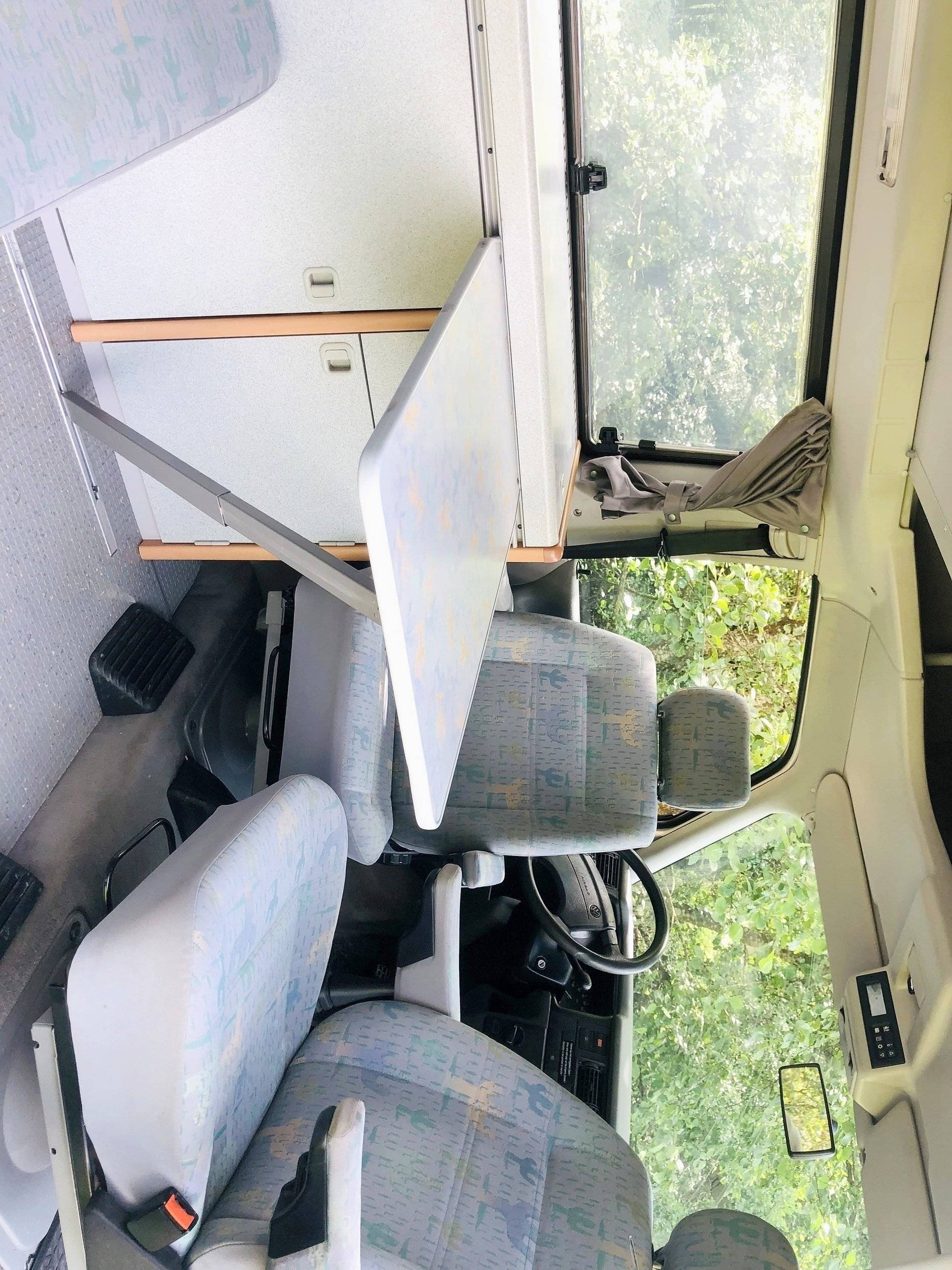 Dining Area Volkswagen T4 2,5L TDI 102 CV - Yescapa