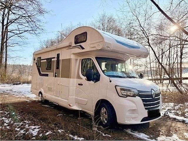 Front view from 3/4 Renault A690 - Yescapa