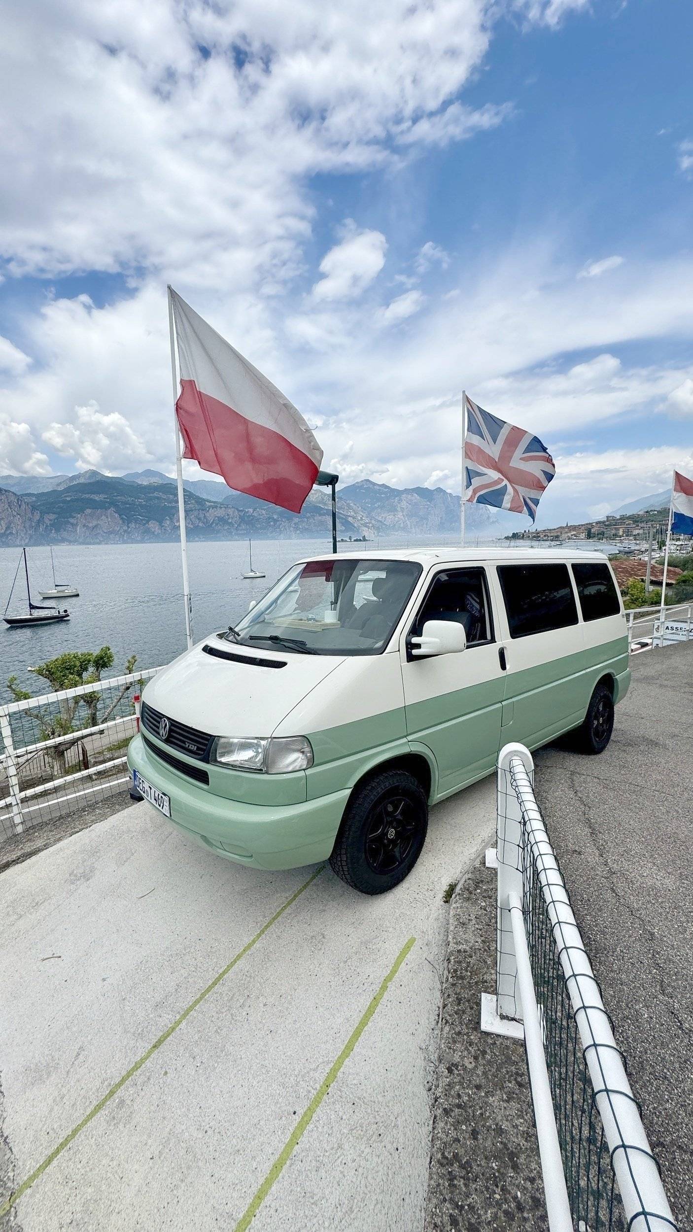 Vista del vehicle angle davanter Volkswagen T4 2,5 TDI - Yescapa