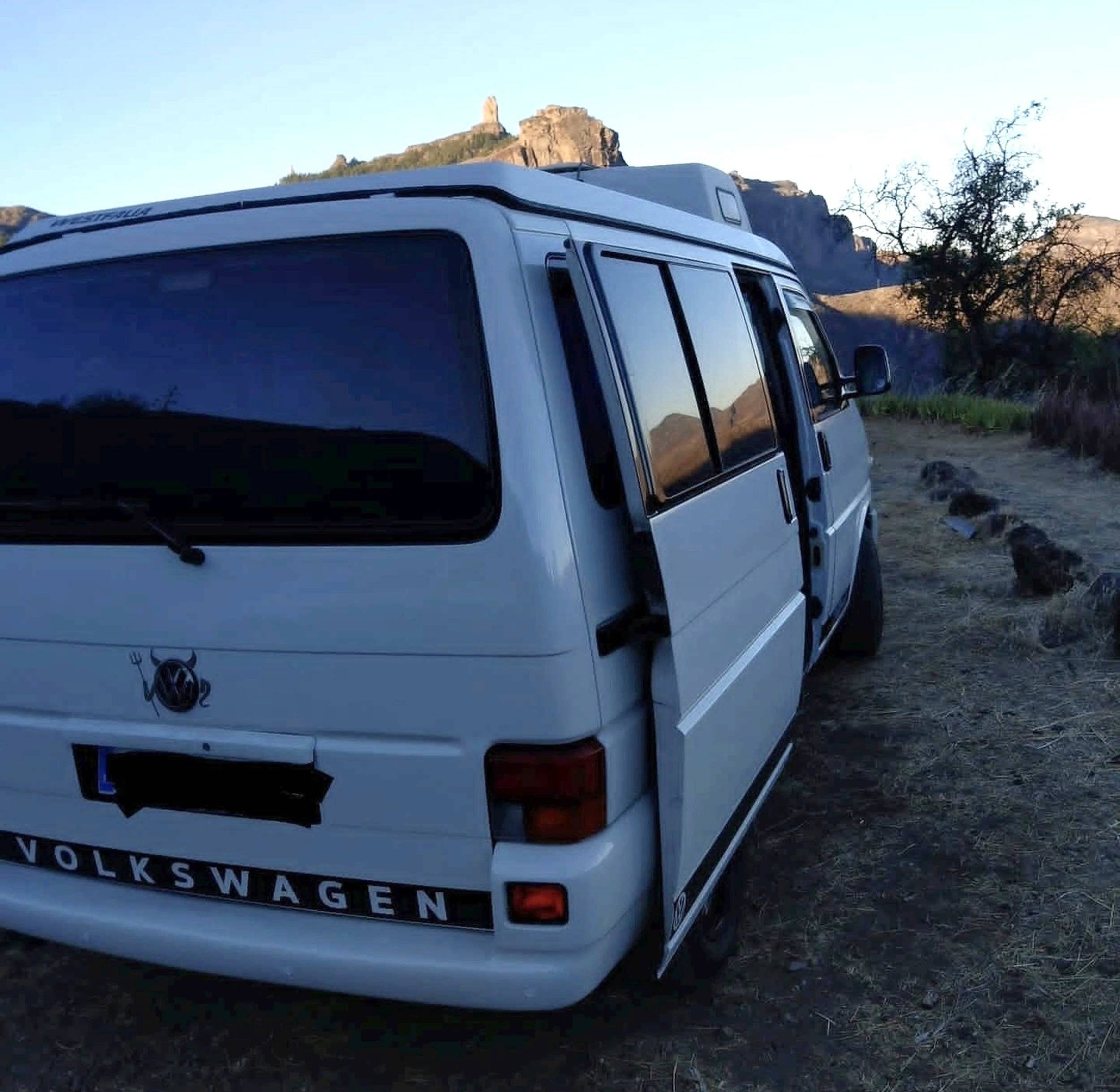 Vista parte trasera del vehículo Volkswagen California T4 2.5 TDI 102cv - Yescapa