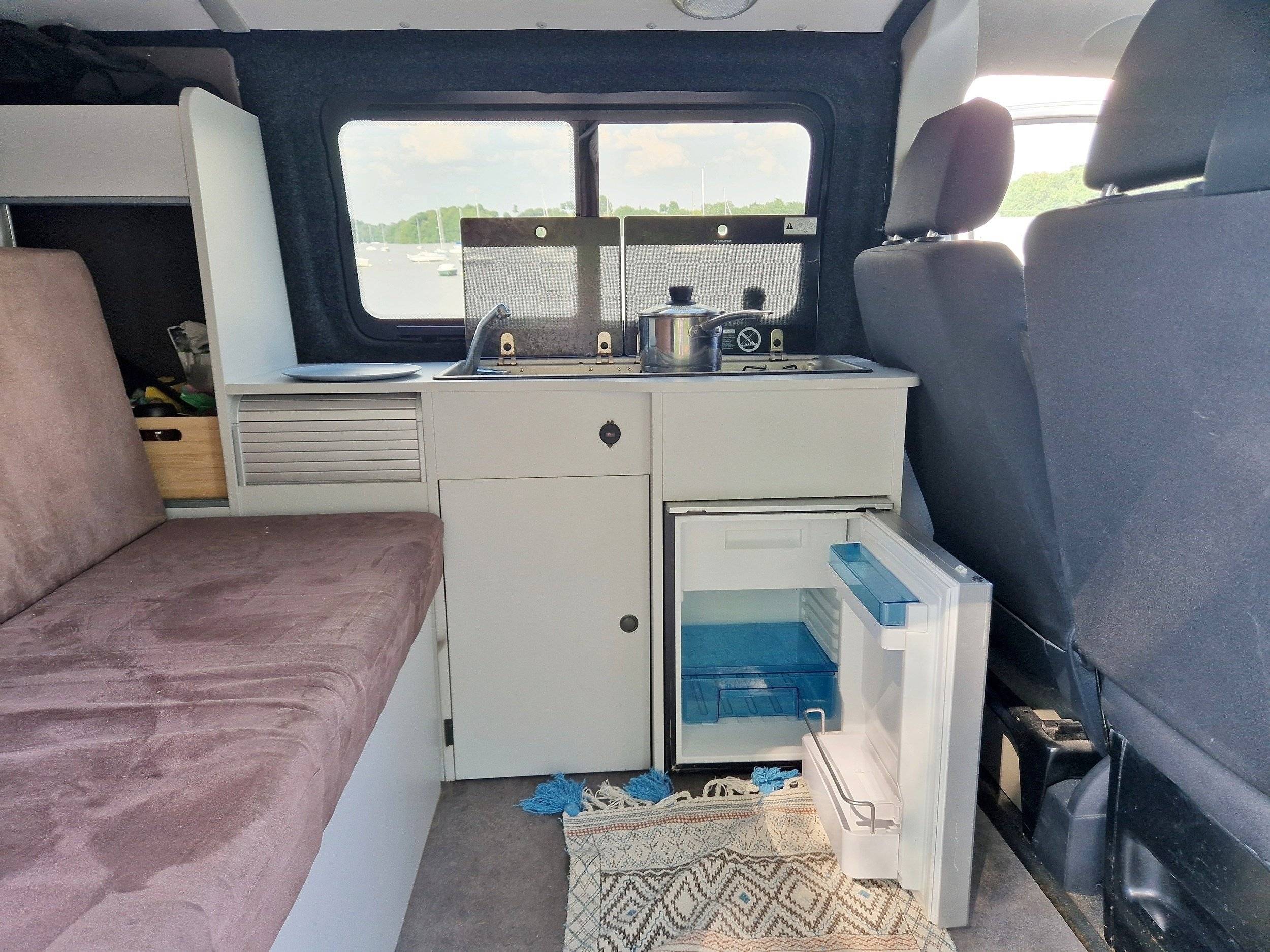 Dining Area Volkswagen T6 2 l TDI 150 ch - Yescapa