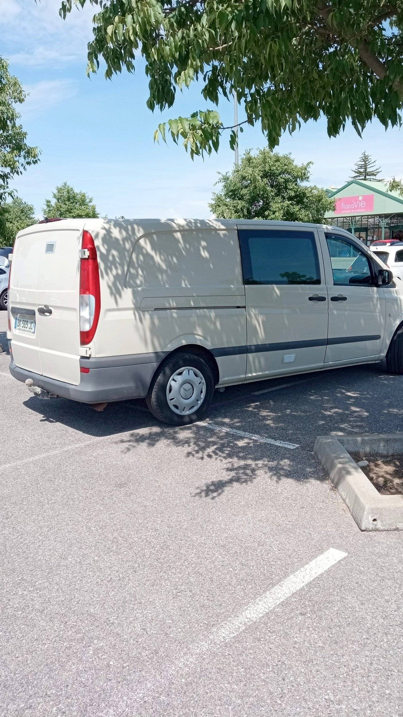 Vista de 3/4 Mercedes Vito 111 - Yescapa