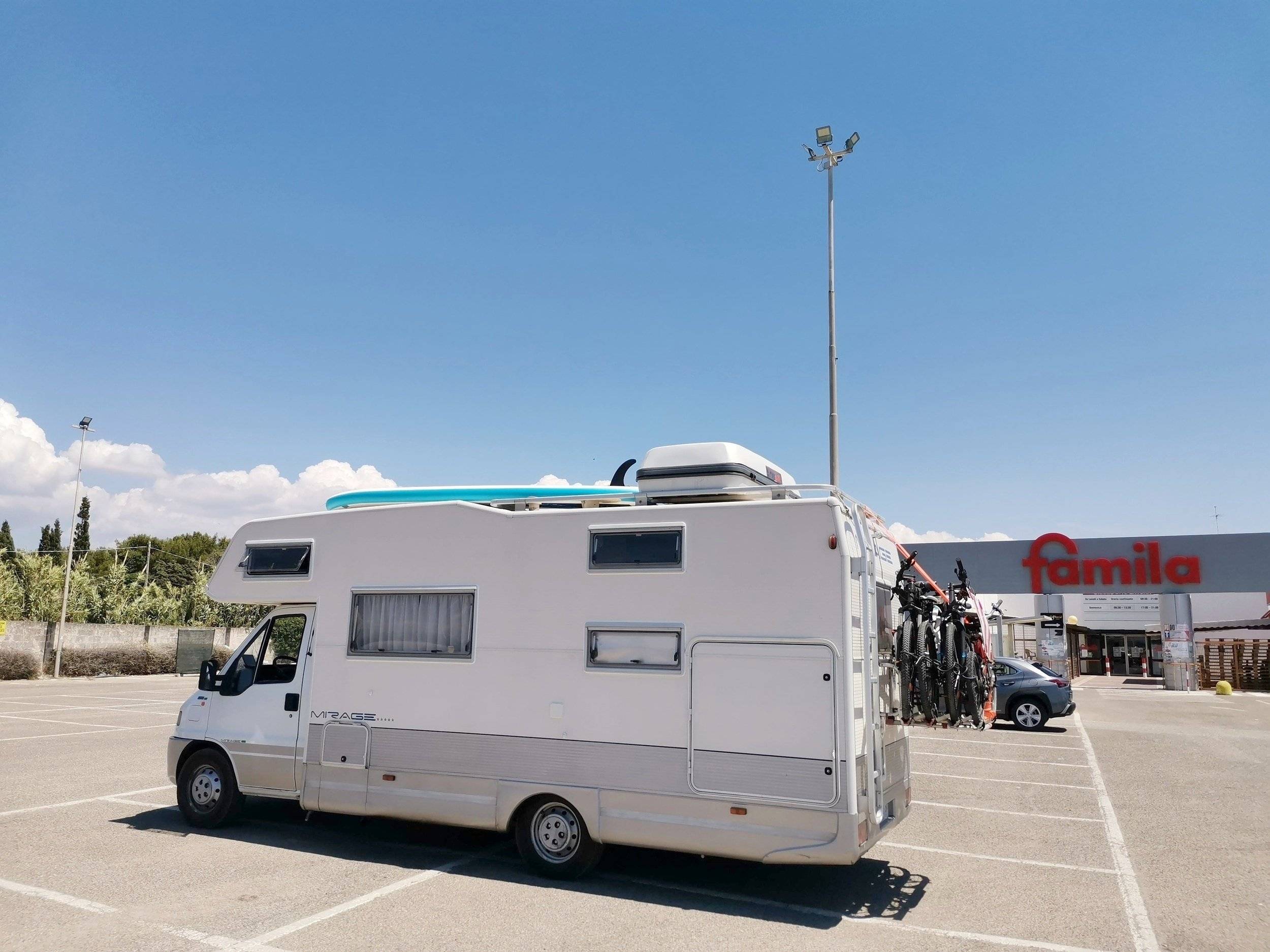 Vista frontale a ¾ Fiat ducato 2.500 TD - Yescapa