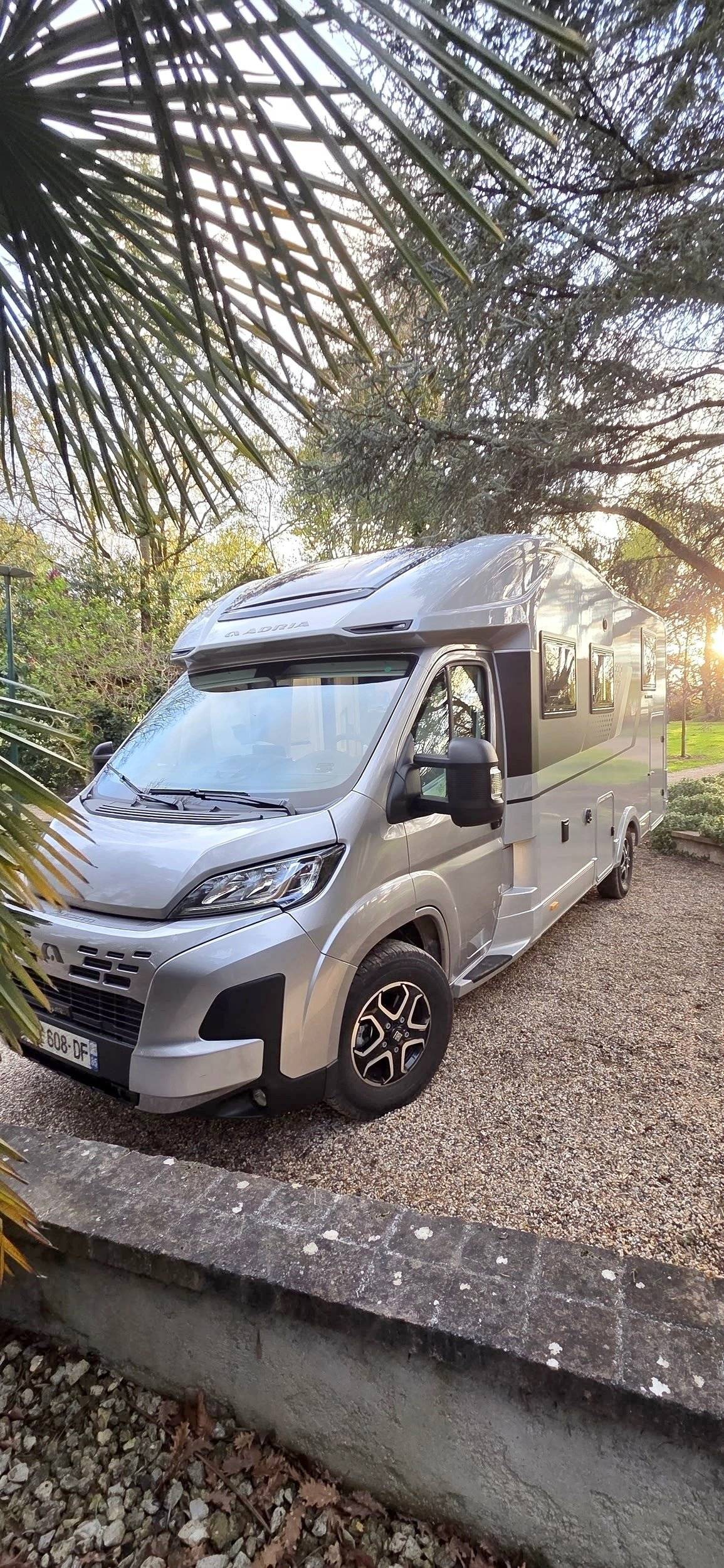 Vista del vehículo ángulo delantero Fiat DUCATO 2.2 BAV - Yescapa
