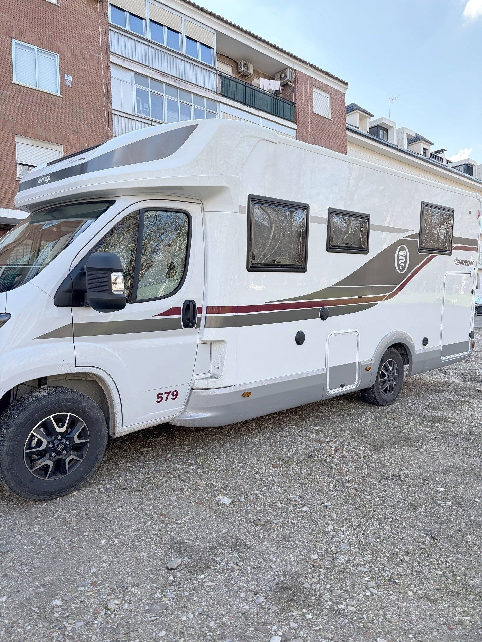 Vue avant de 3/4 Fiat Ducato 2,2 l 115 ch - Yescapa