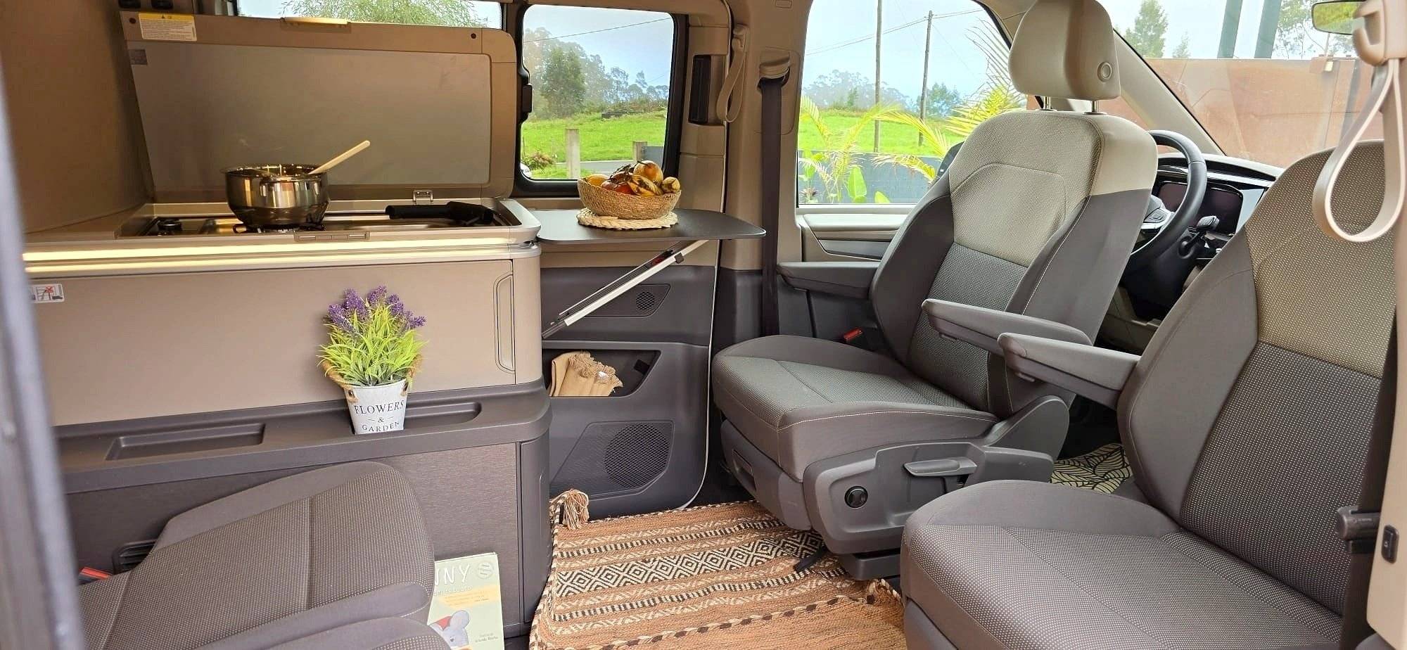 Dinette Volkswagen VOLKSWAGEN T7 CALIFORNIA COAST - Yescapa