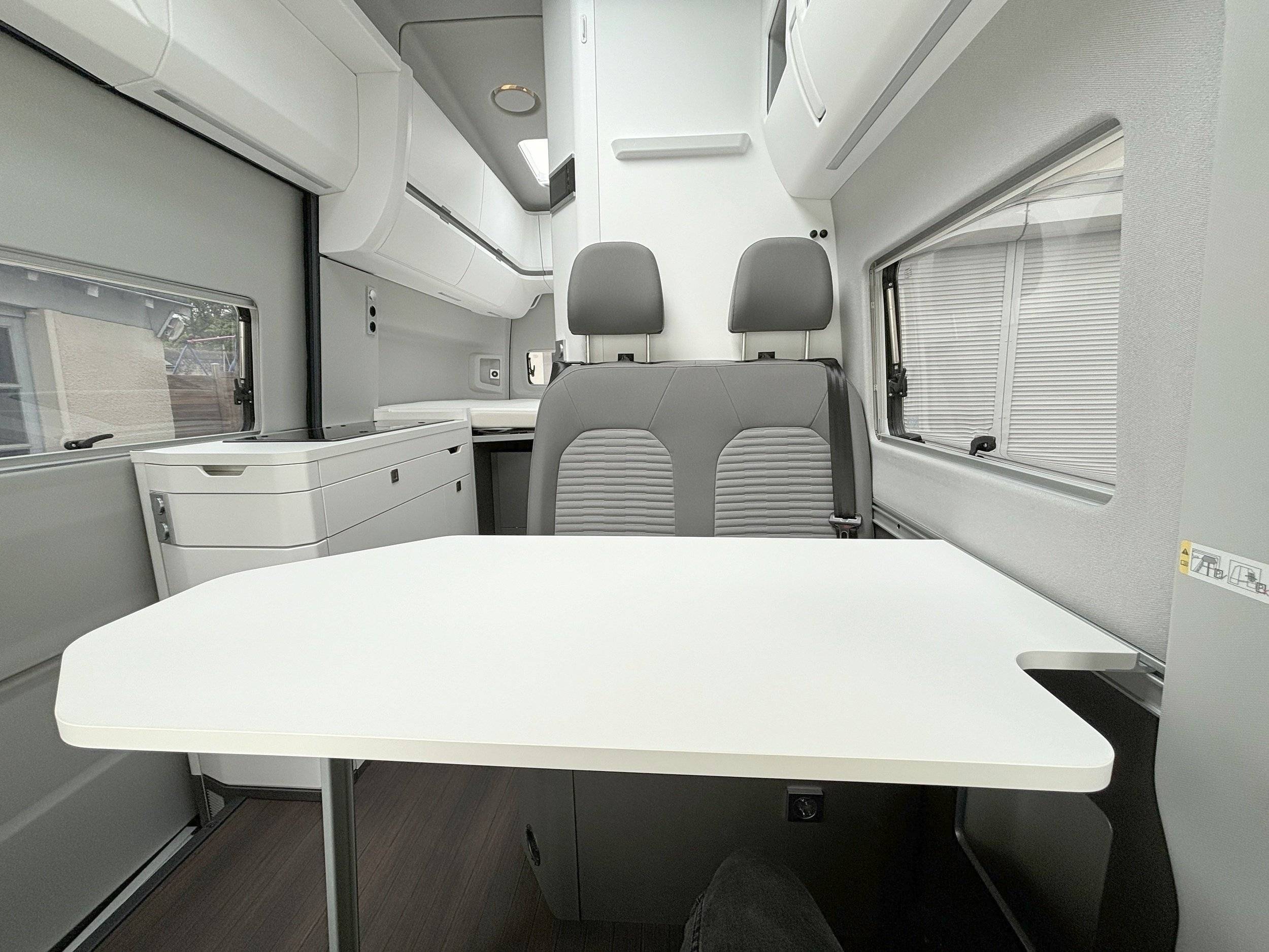 Dining Area Volkswagen Grand California 600 - Yescapa