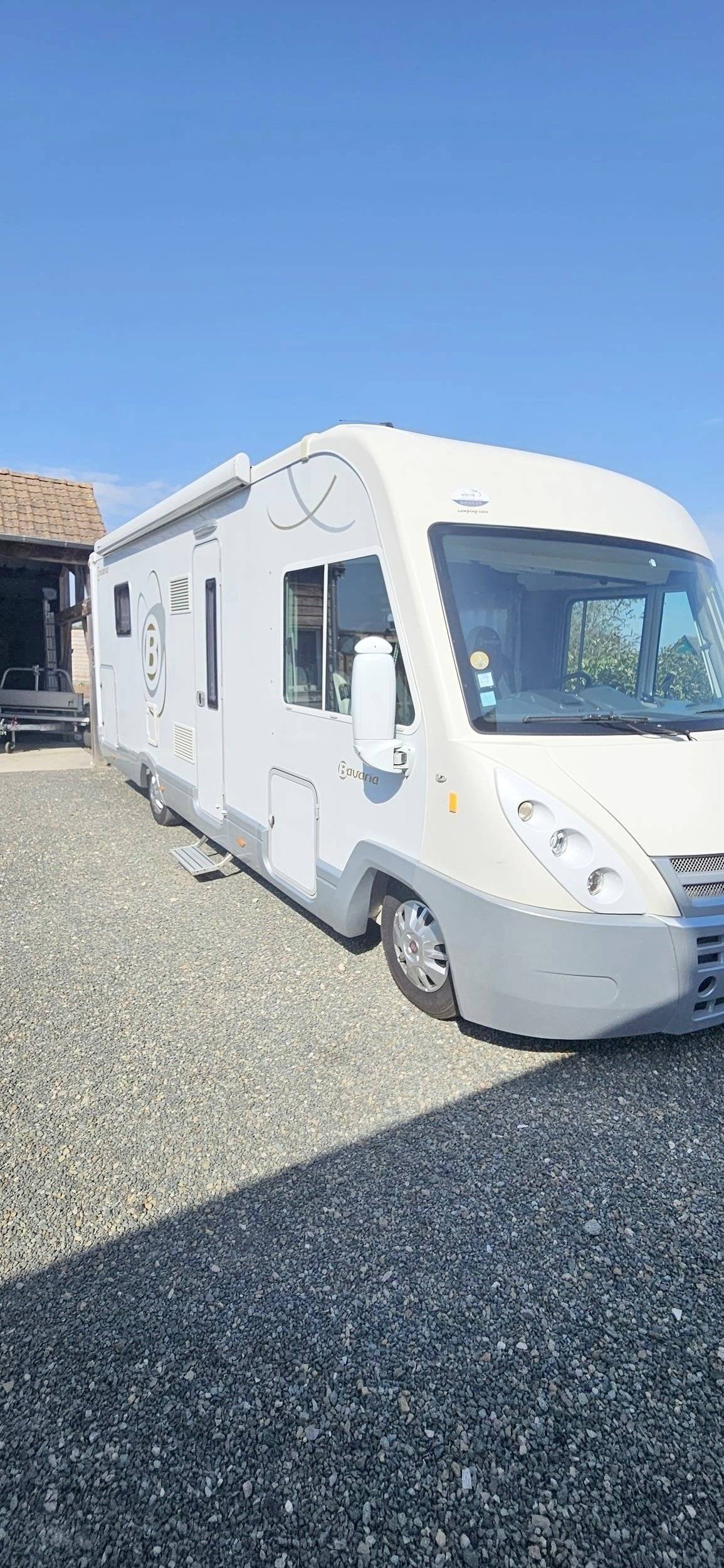 Vista del vehicle angle davanter Fiat 2,3 l 130 ch - Yescapa