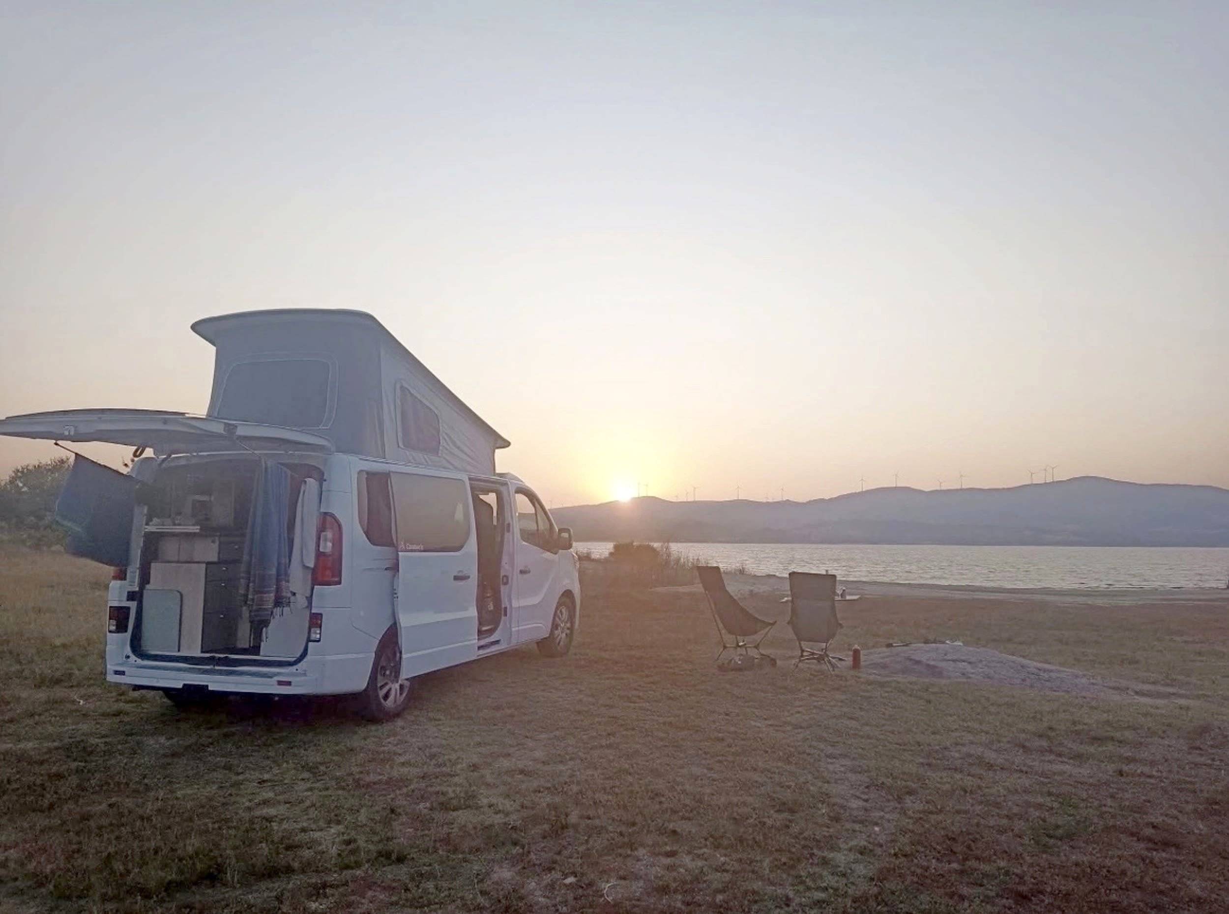 Vue avant de 3/4 Renault Trafic 3 - Yescapa