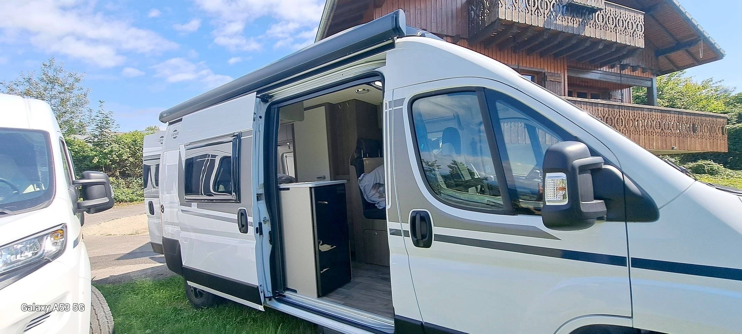 schräge Vorderansicht Peugeot Boxer 2.2 Blue HDI 140ch - Yescapa