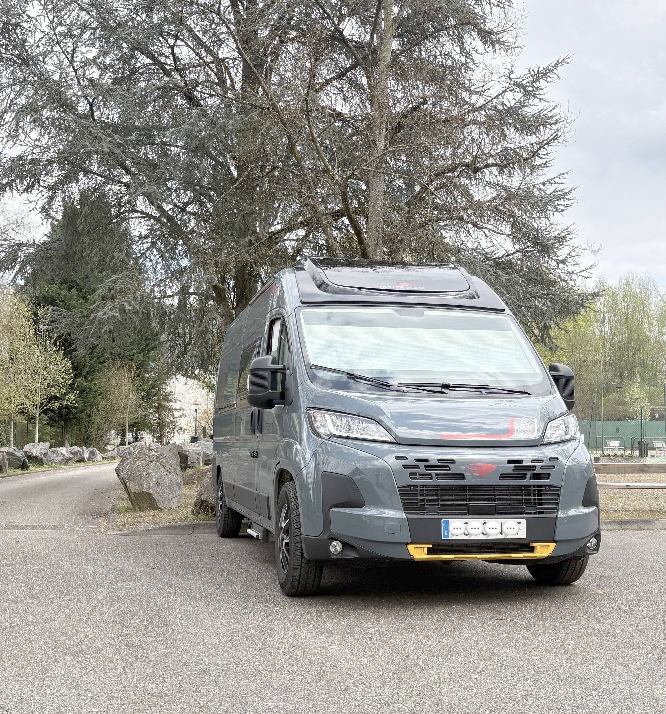 Vista del vehicle angle davanter Fiat Ducato - Yescapa