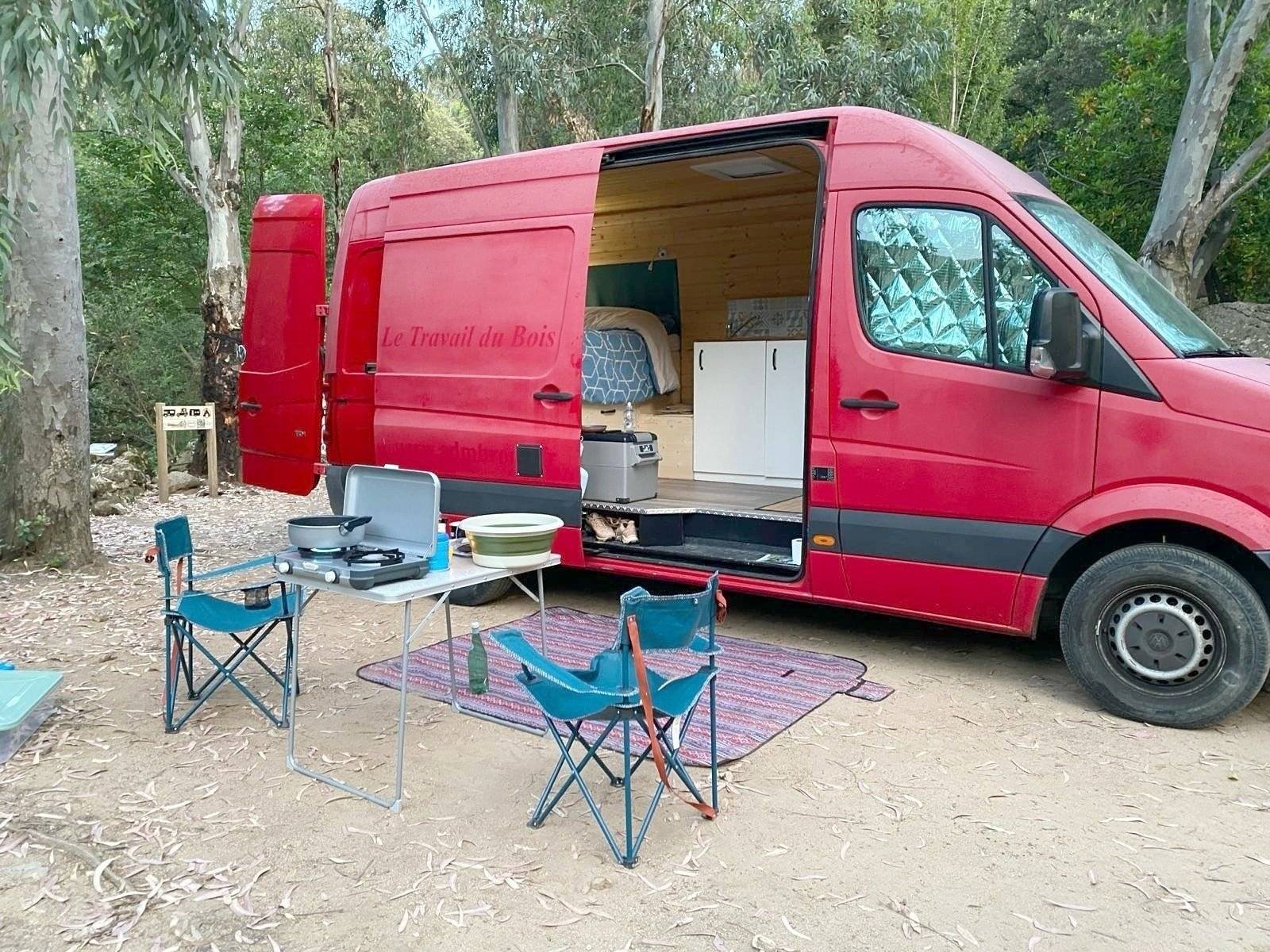 Vista de 3/4 Volkswagen Crafter 2,0 l L2H2 - Yescapa