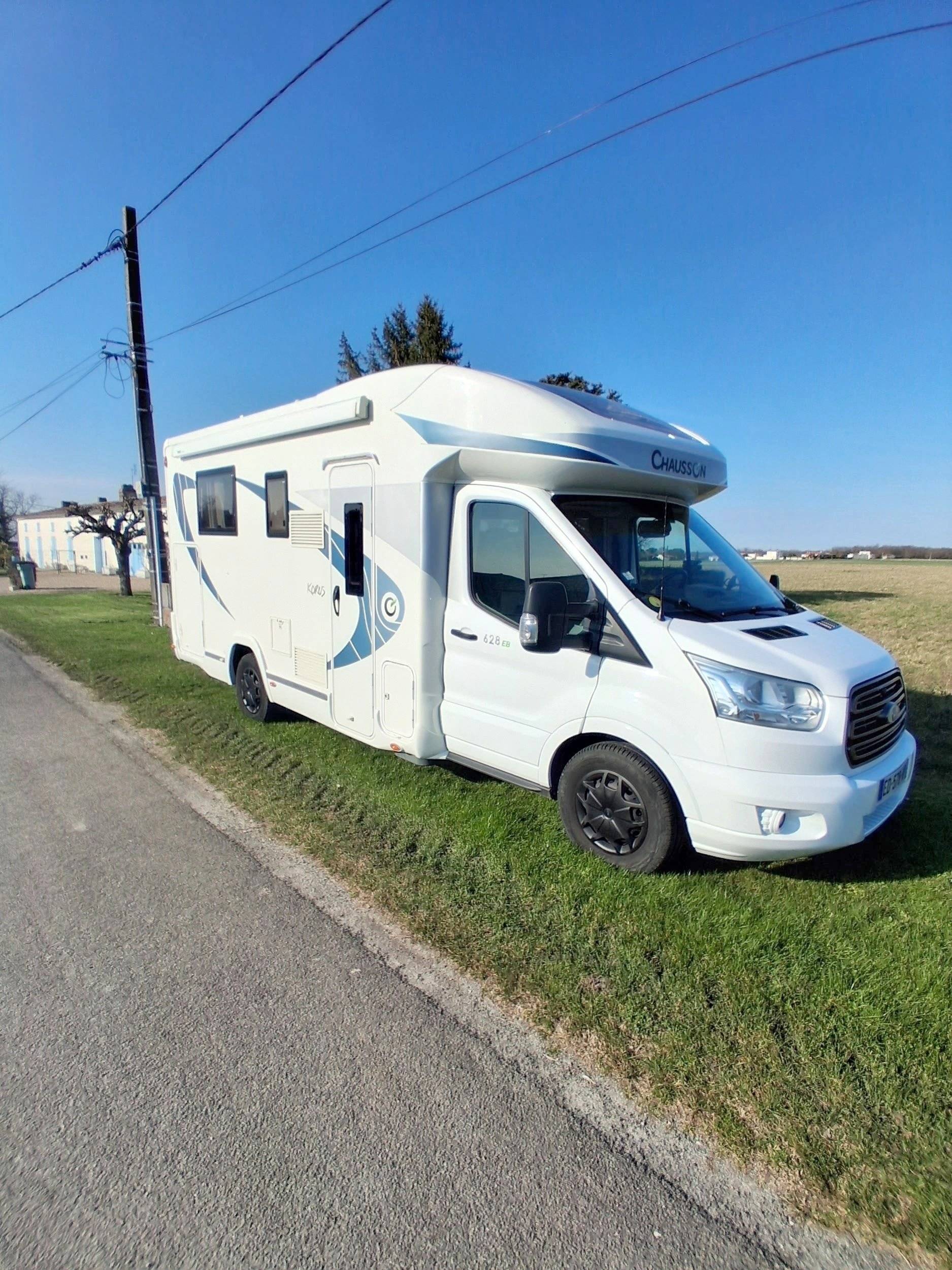 Front view from 3/4 Ford Ford 2000 cc 155 CV - Yescapa